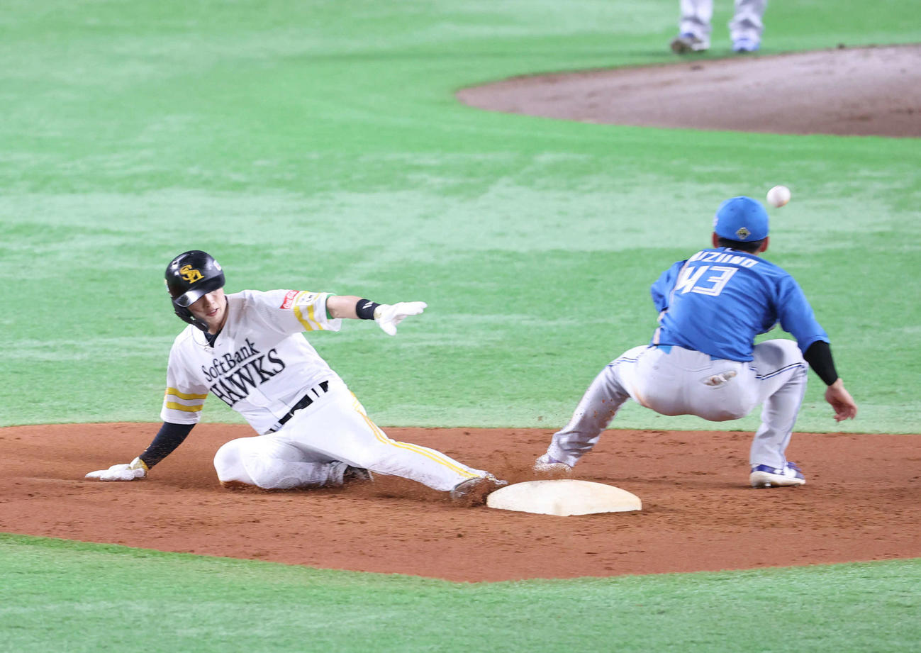 ソフトバンク対日本ハム　4回裏ソフトバンク2死一塁、周東（左）は二塁盗塁に成功（撮影・梅根麻紀）