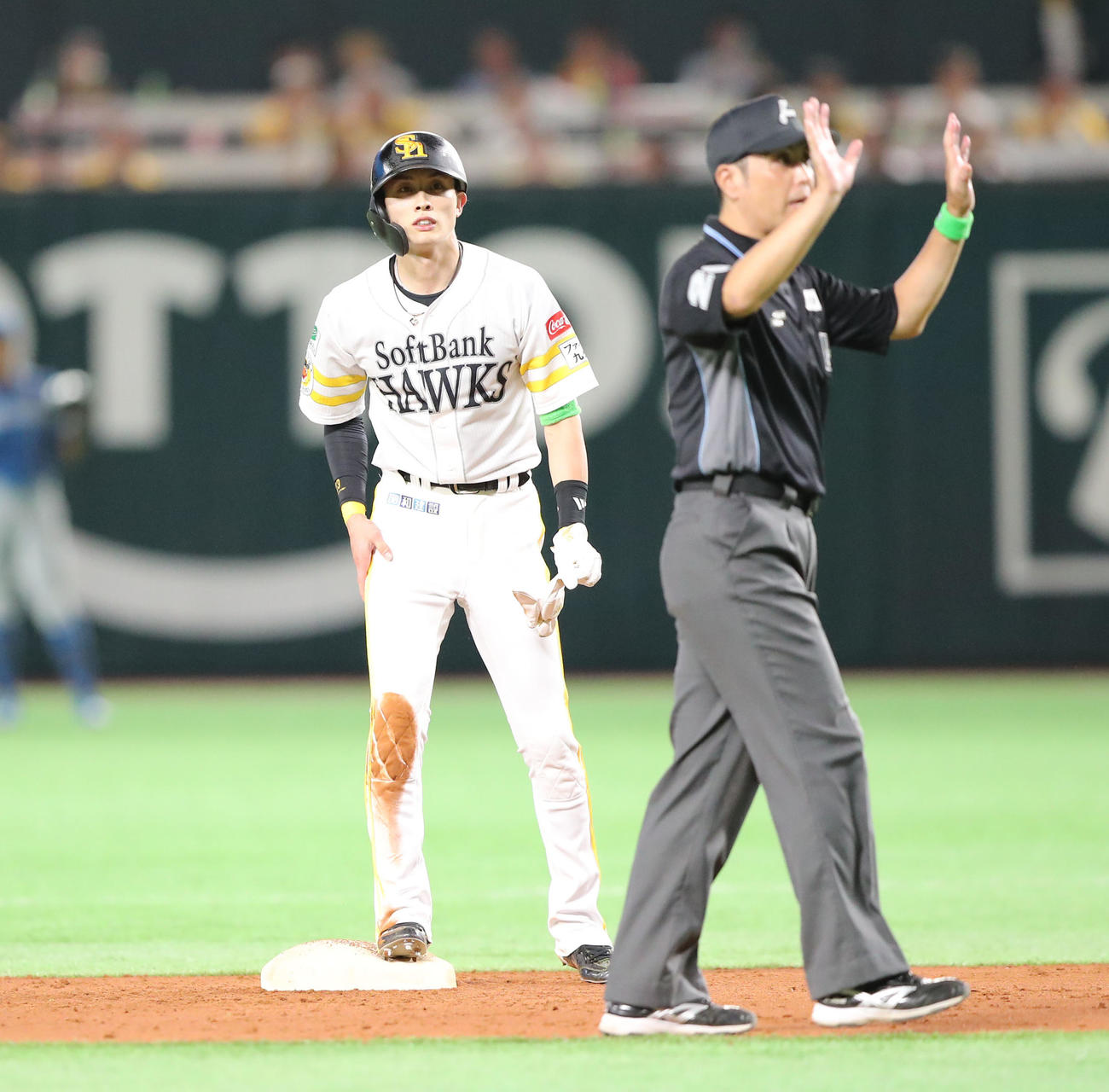 ソフトバンク対日本ハム　4回裏ソフトバンク2死一塁、柳田の打席で二塁盗塁に成功した周東（撮影・鬼束羽瑠菜）
