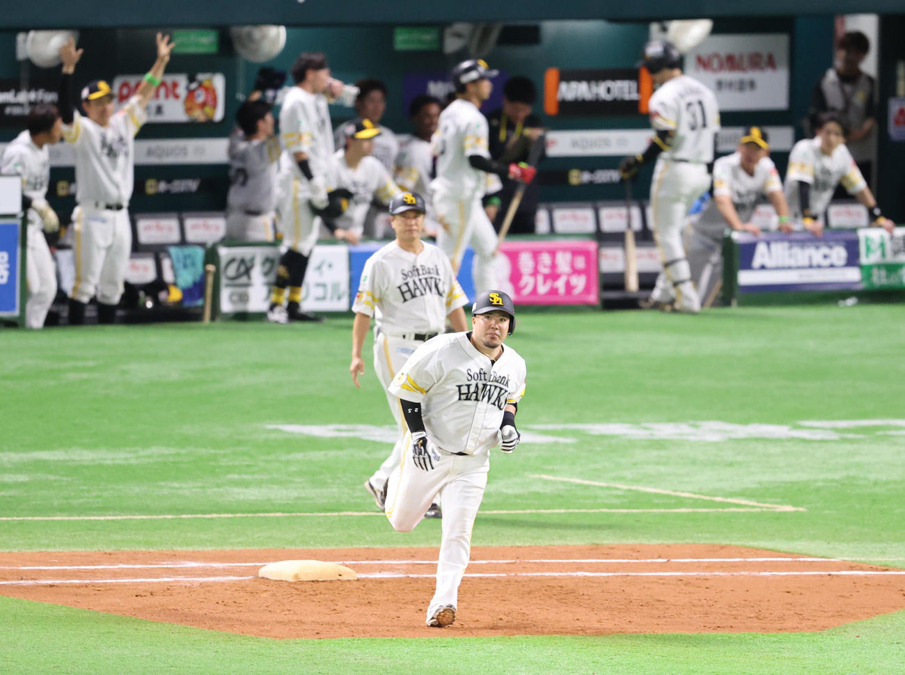 ソフトバンク対日本ハム　8回裏ソフトバンク無死、山川は左越えに本塁打を放つ（撮影・梅根麻紀）