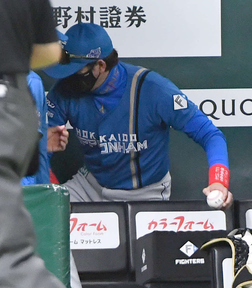 ソフトバンク対日本ハム　ソフトバンクに敗れ、幸運球を手にベンチを後にする新庄監督（撮影・岩下翔太）