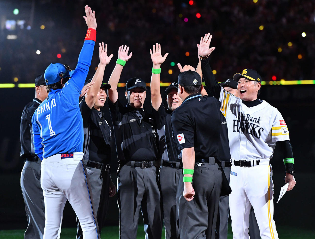 ソフトバンク対日本ハム　試合前、メンバー表を交換して審判団と盛り上がる日本ハム新庄監督（左）とソフトバンク小久保監督（撮影・岩下翔太）