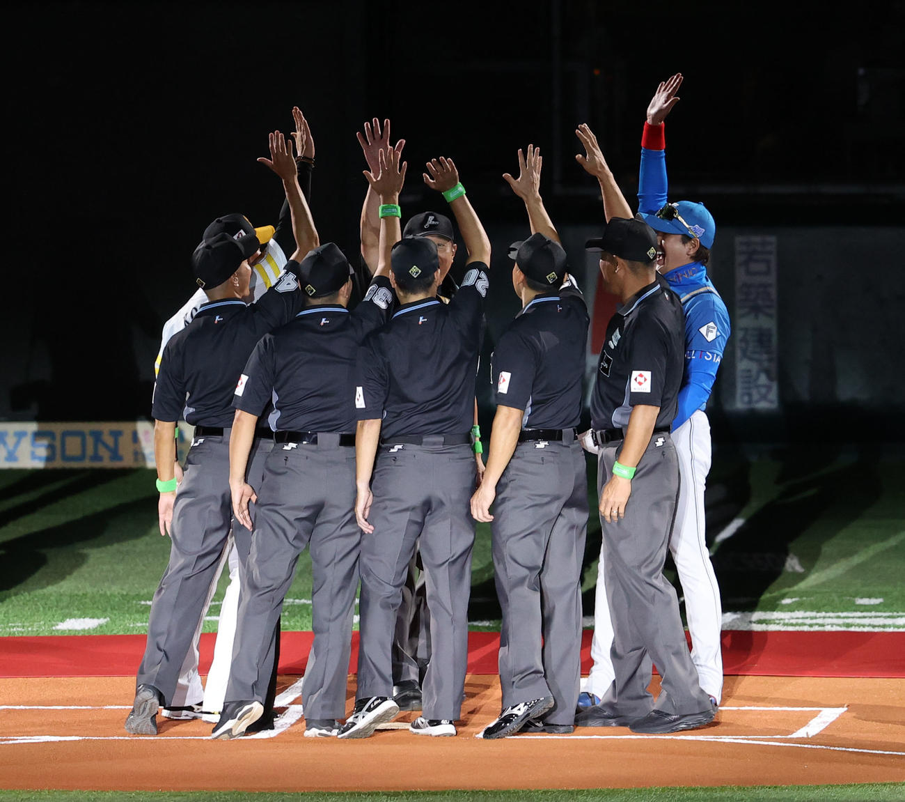 ソフトバンク対日本ハム　ホームベース付近でハイタッチをかわす小久保監督と新庄監督（撮影・梅根麻紀）