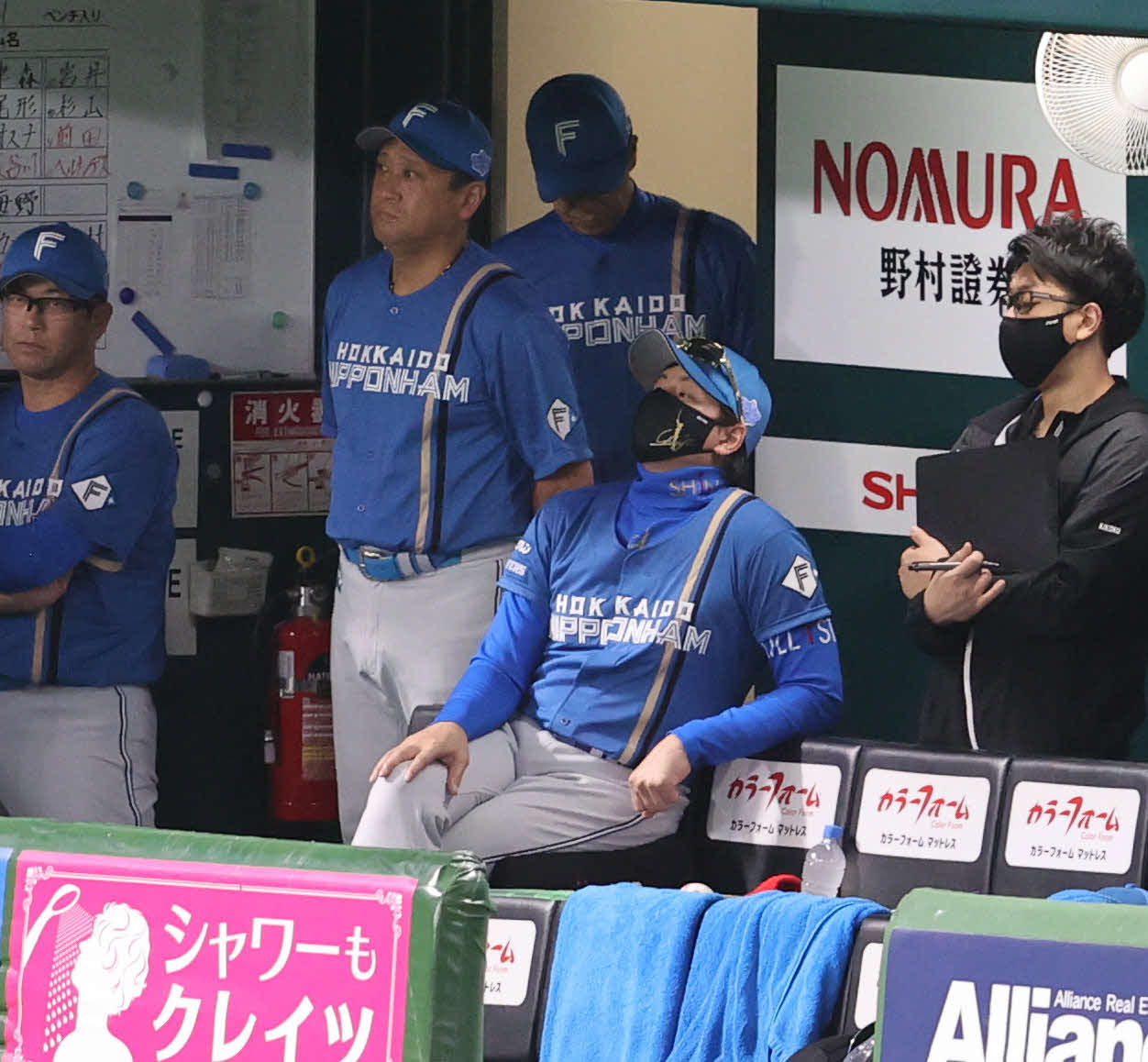 ソフトバンク対日本ハム　ベンチから戦況を見る日本ハム新庄監督（撮影・梅根麻紀）