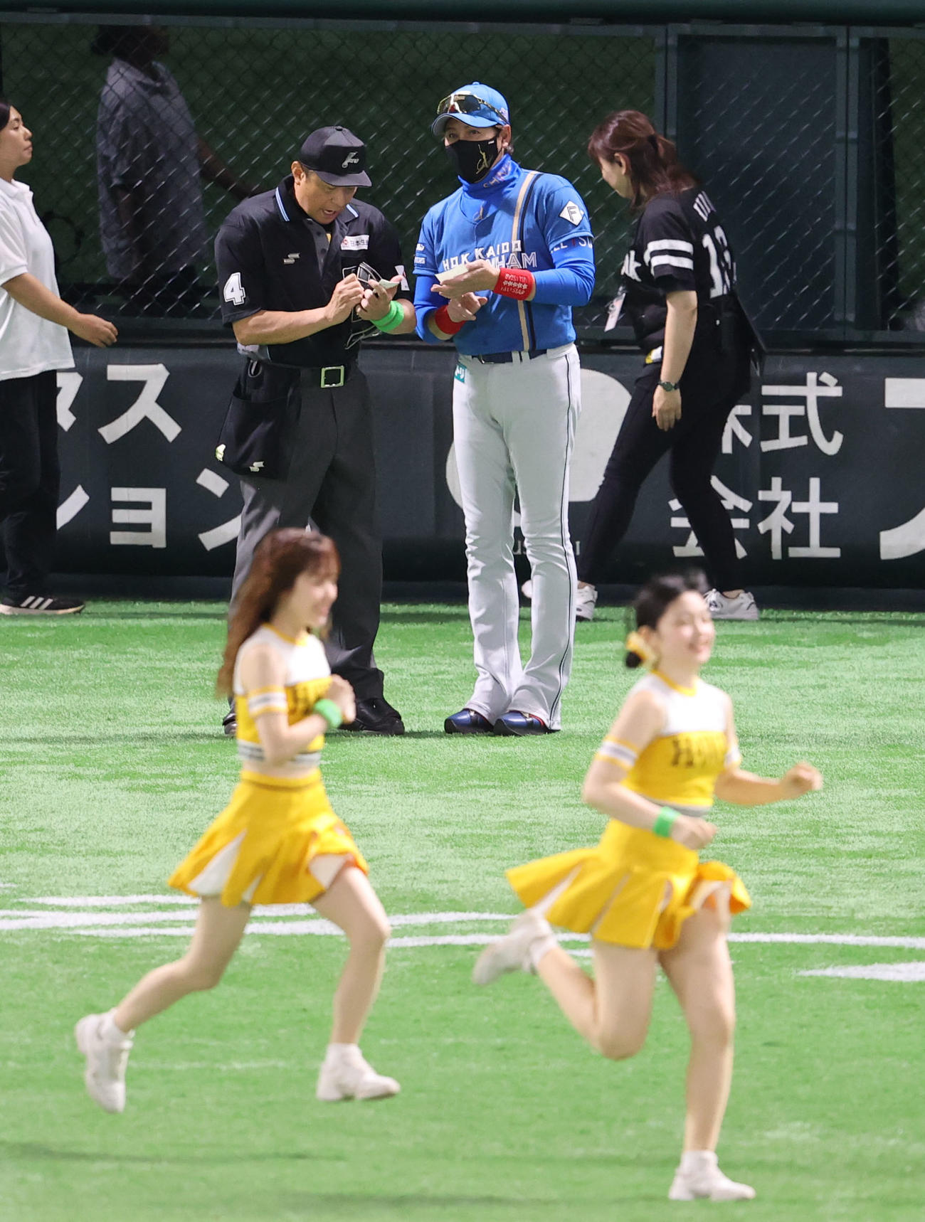 ソフトバンク対日本ハム　選手交代を審判に告げる新庄監督（撮影・梅根麻紀）