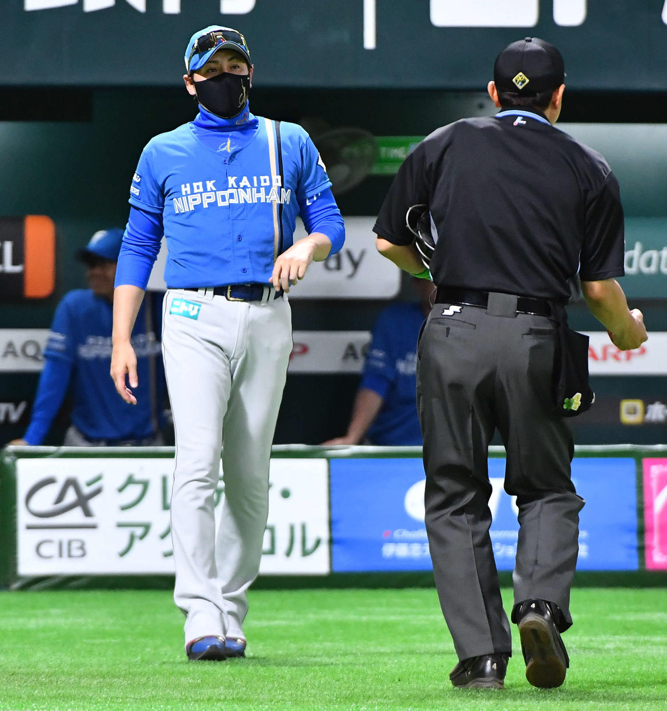 ソフトバンク対日本ハム　6回裏ソフトバンク2死二塁、投手の交代に向かう新庄監督（撮影・岩下翔太）