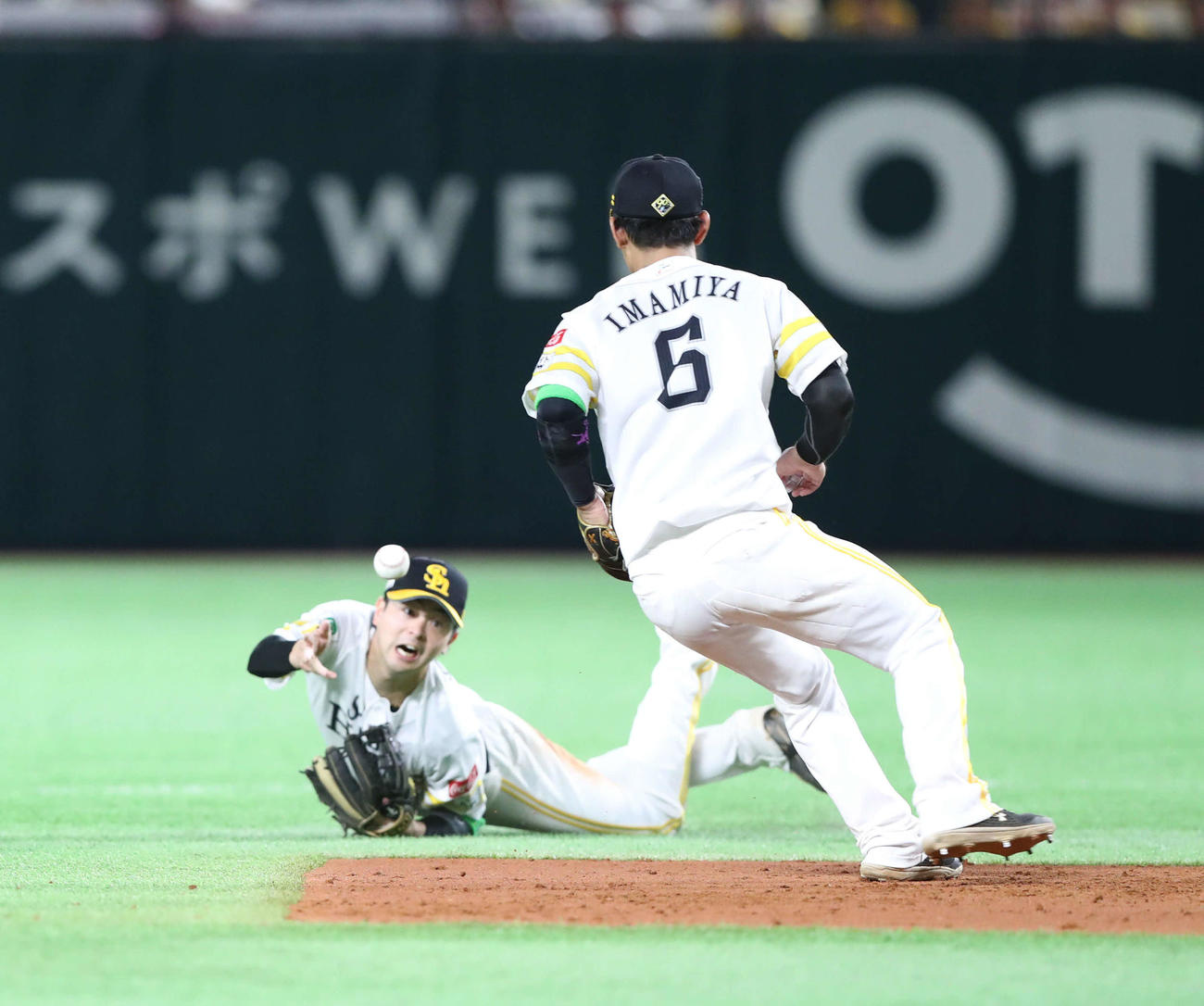 ソフトバンク対日本ハム　3回表日本ハム1死一、三塁、松本剛の二ゴロを好捕した川瀬（左）。今宮にトスして併殺を呼び込む（撮影・鬼束羽瑠菜）