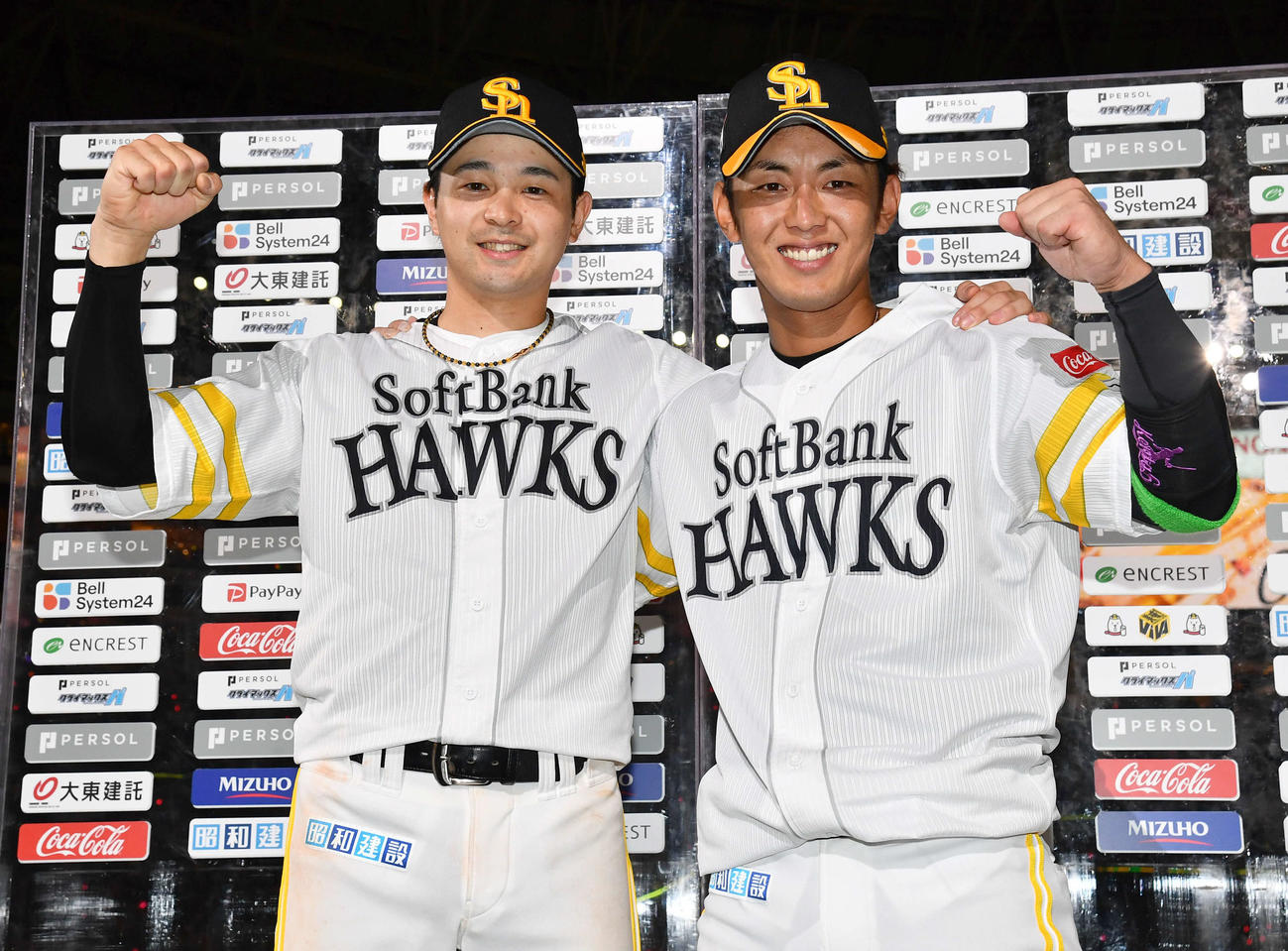 ソフトバンク対日本ハム　日本ハムに勝利し、お立ち台でガッツポーズする川瀬（左）と今宮（撮影・岩下翔太）