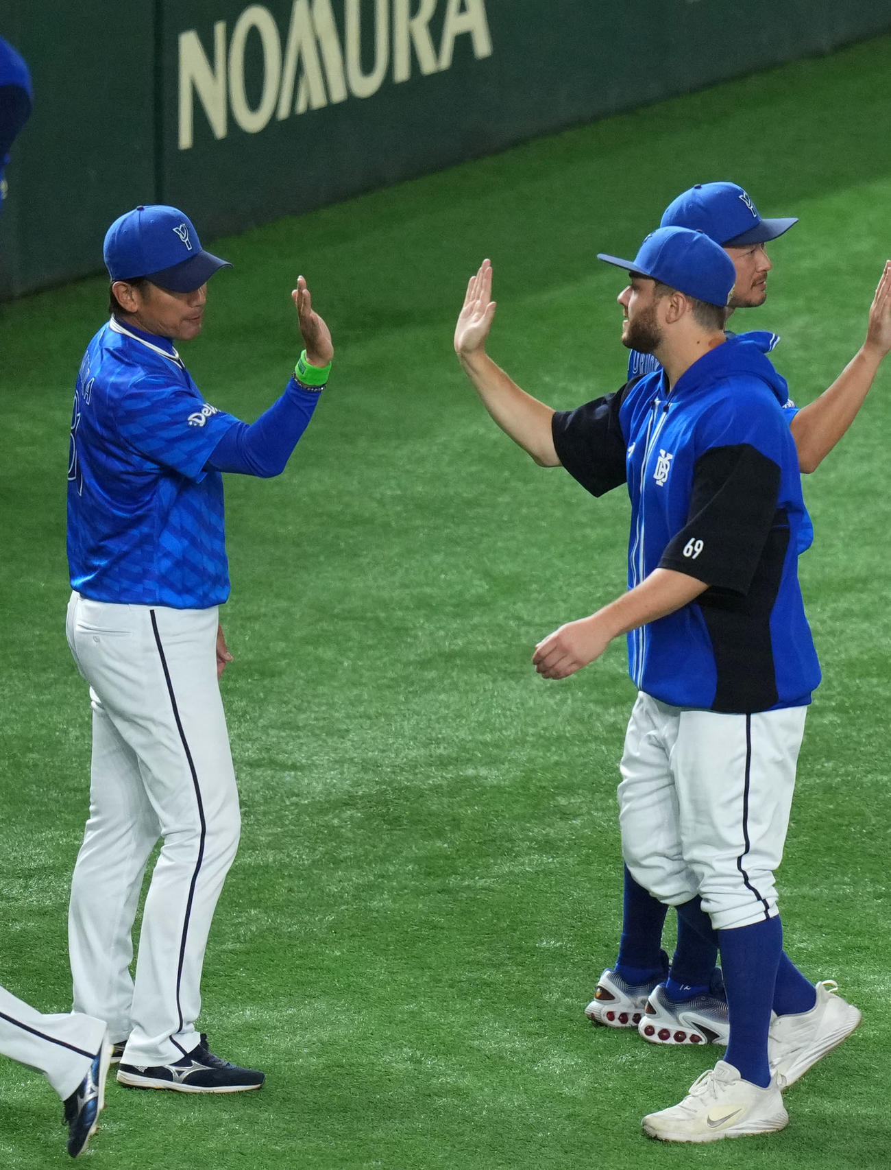 巨人対DeNA　巨人に勝利しタッチを交わすDeNA三浦監督（左）とケイ（撮影・横山健太）