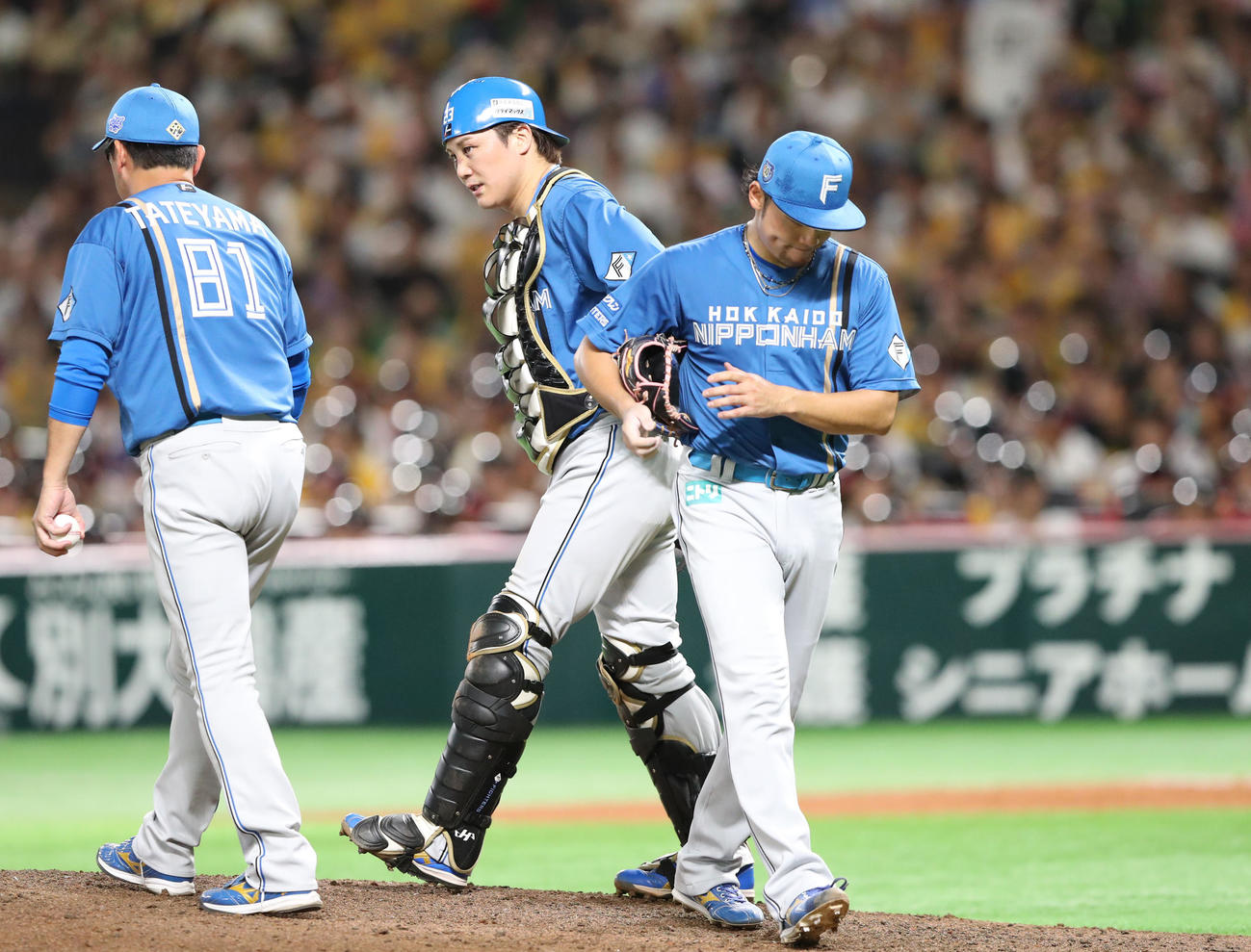 ソフトバンク対日本ハム　6回裏ソフトバンク2死二塁、降板する伊藤（撮影・鬼束羽瑠菜）