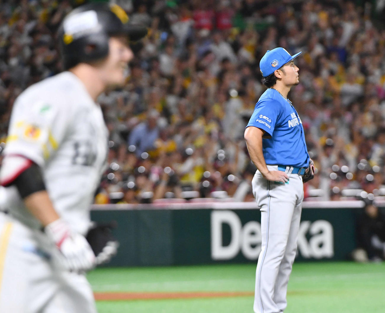 ソフトバンク対日本ハム　5回裏ソフトバンク1死、栗原（左）に右越え本塁打を打たれた伊藤（撮影・岩下翔太）