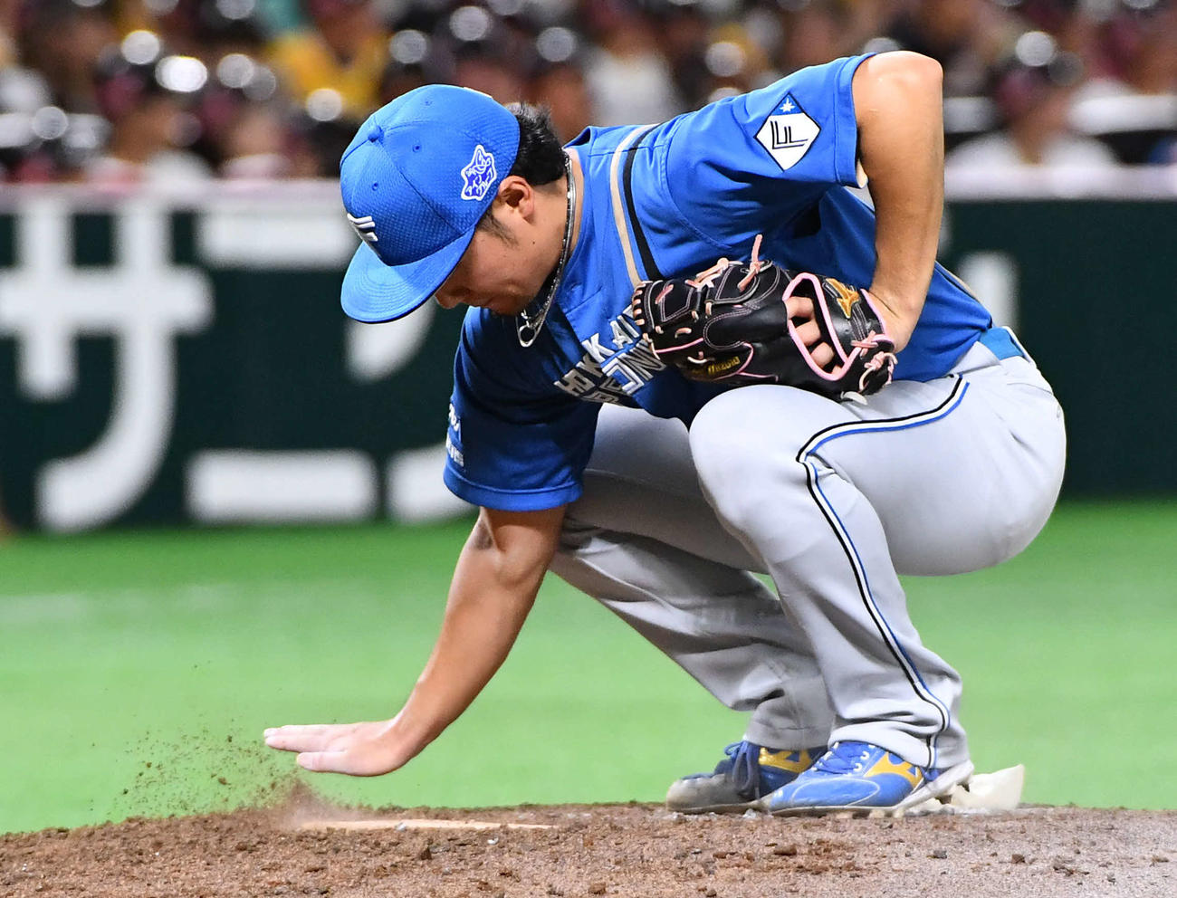 ソフトバンク対日本ハム　6回裏ソフトバンク2死二塁、降板となり、マウンドのプレートの土を手で払う伊藤（撮影・岩下翔太）