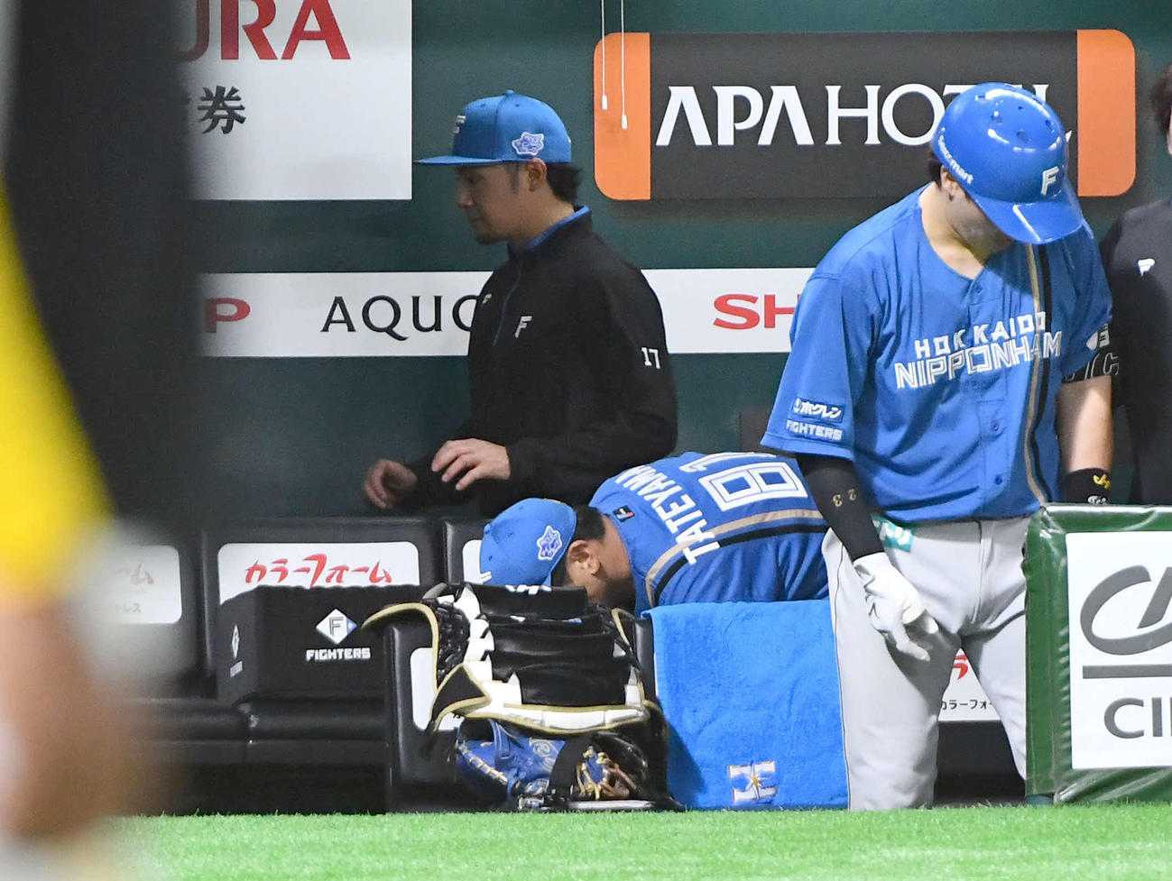 ソフトバンク対日本ハム　ソフトバンクに敗れ、ベンチを後にする伊藤（中央）と日本ハムナイン（撮影・岩下翔太）