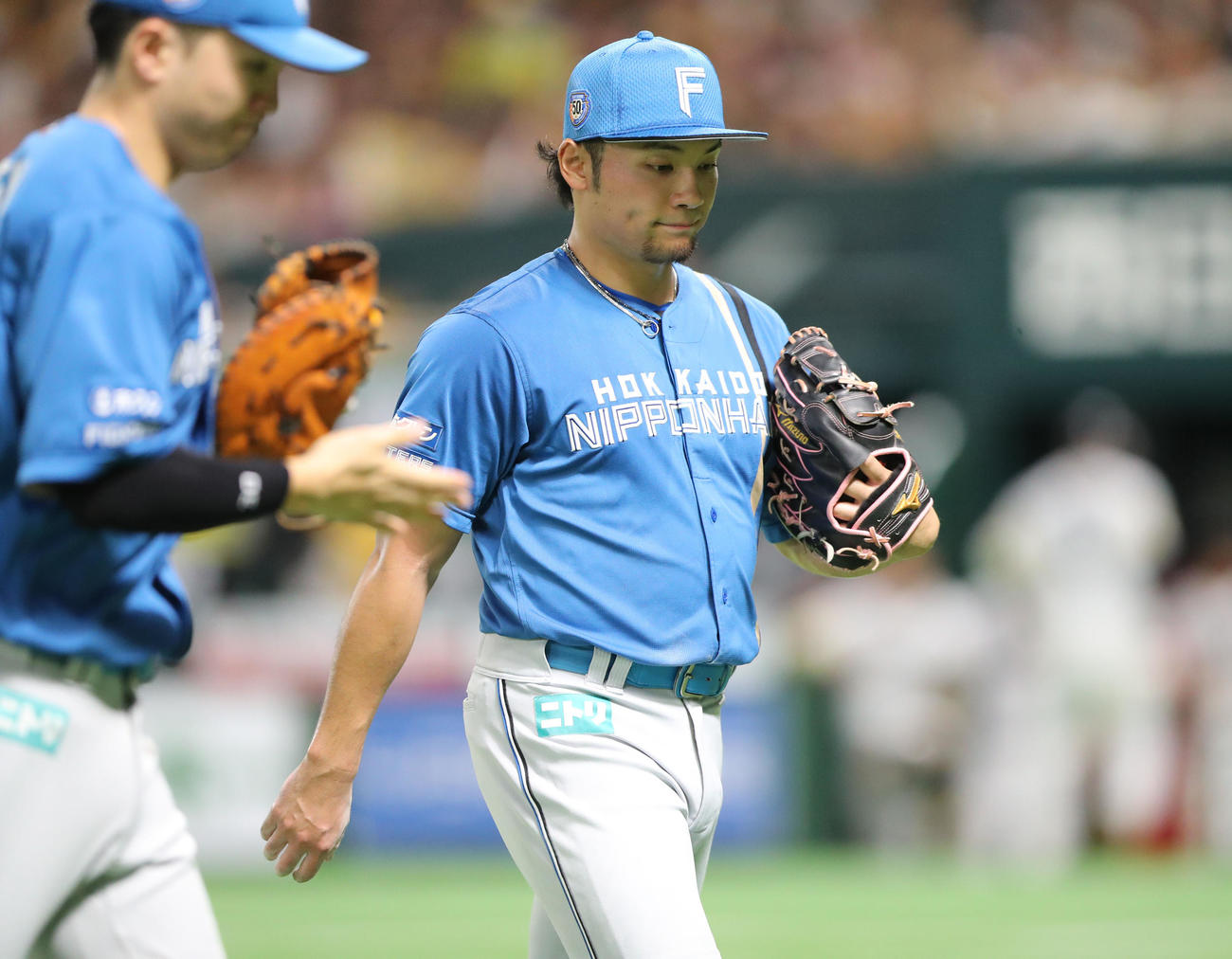 ソフトバンク対日本ハム　3回裏ソフトバンク2死二塁、近藤を空振り三振に抑えベンチに戻る伊藤（撮影・鬼束羽瑠菜）