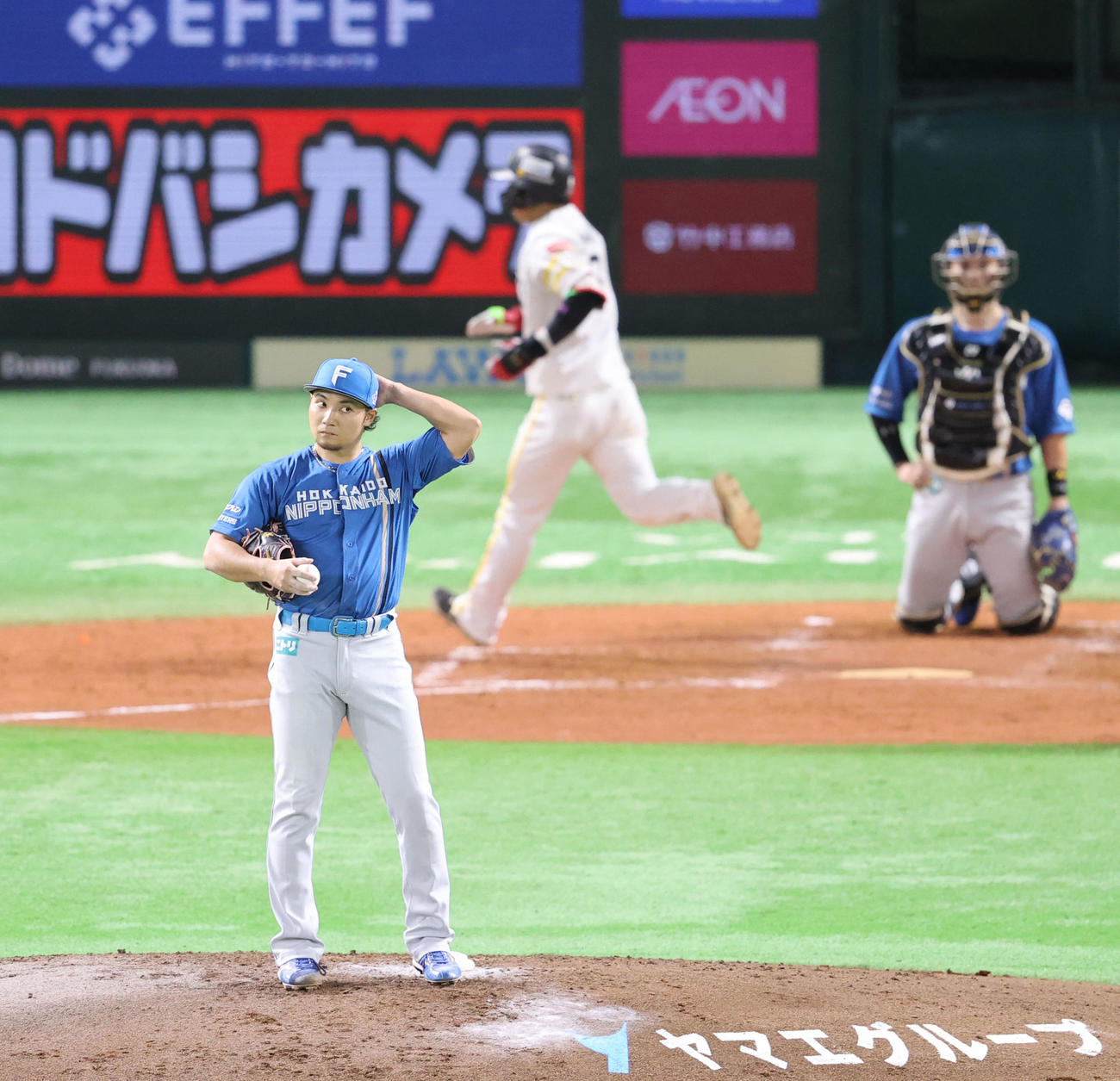 ソフトバンク対日本ハム　4回裏ソフトバンク無死、今宮に左越えソロ本塁打を許した伊藤（撮影・梅根麻紀）