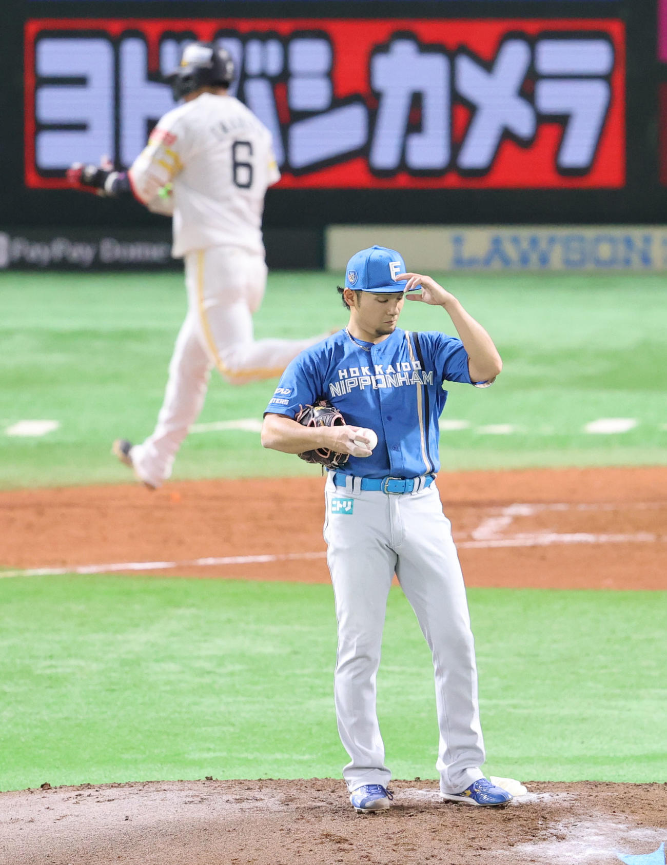 ソフトバンク対日本ハム　4回裏ソフトバンク無死、今宮に左越え本塁打を浴びた伊藤（撮影・梅根麻紀）