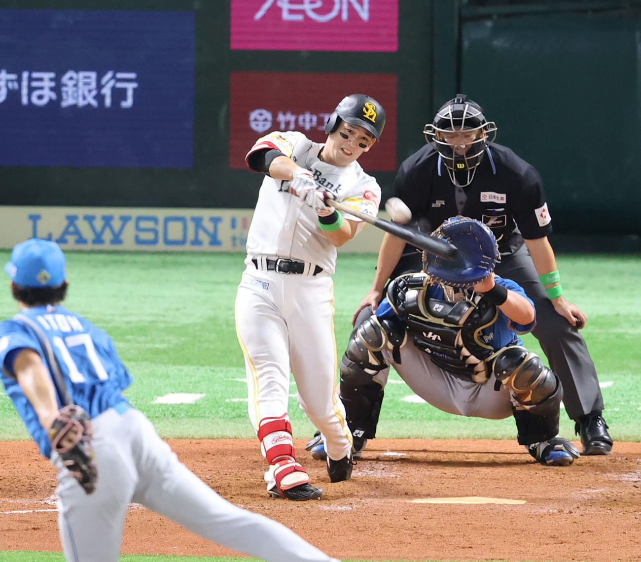 ソフトバンク対日本ハム　5回裏ソフトバンク1死、栗原は右越えにソロ本塁打を放つ。投手伊藤（撮影・梅根麻紀）