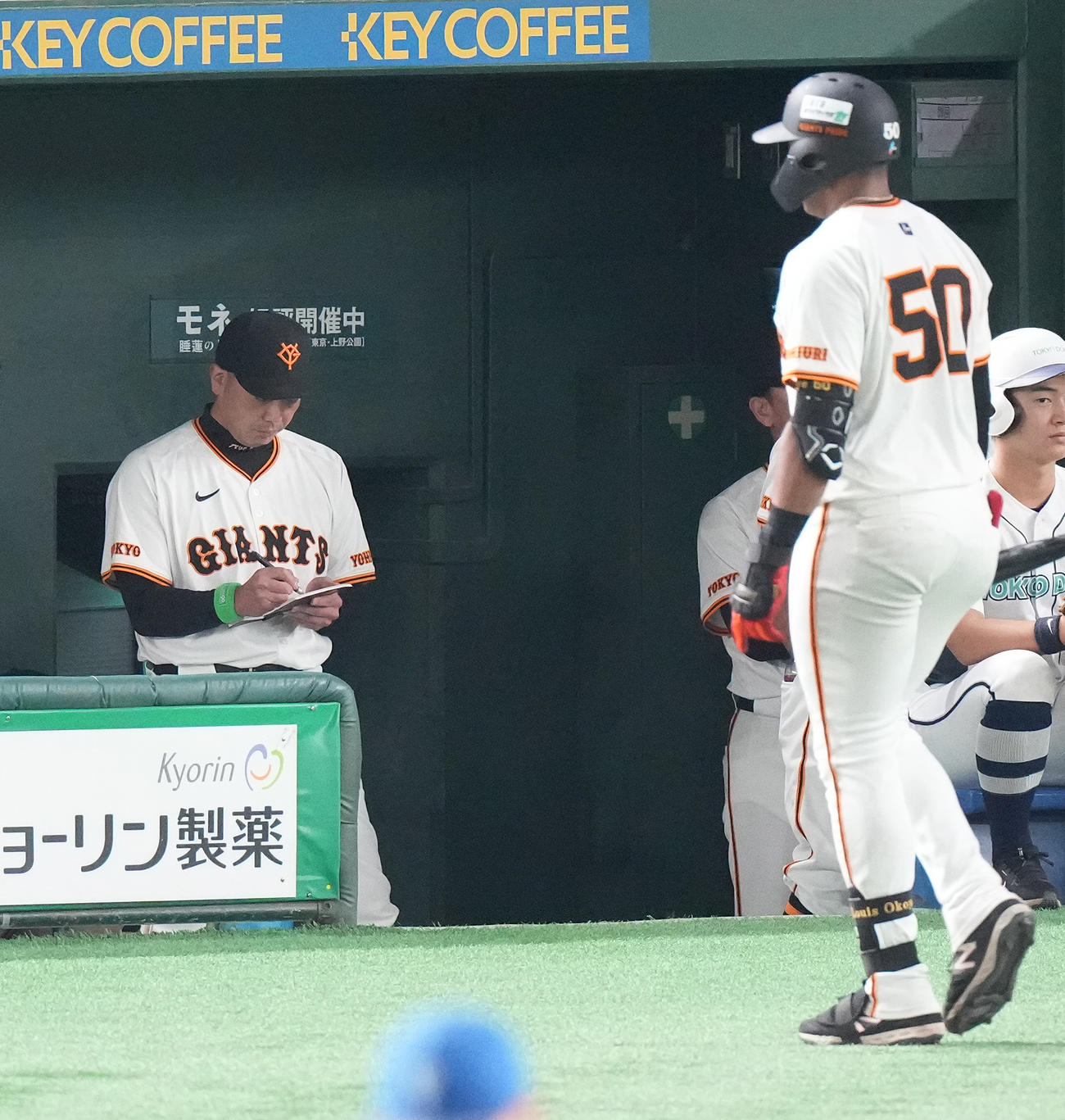 巨人対DeNA 8回裏巨人1死一塁、空振り三振に倒れベンチへ戻るオコエ（右）とメモをとる阿部監督（撮影・鈴木みどり）