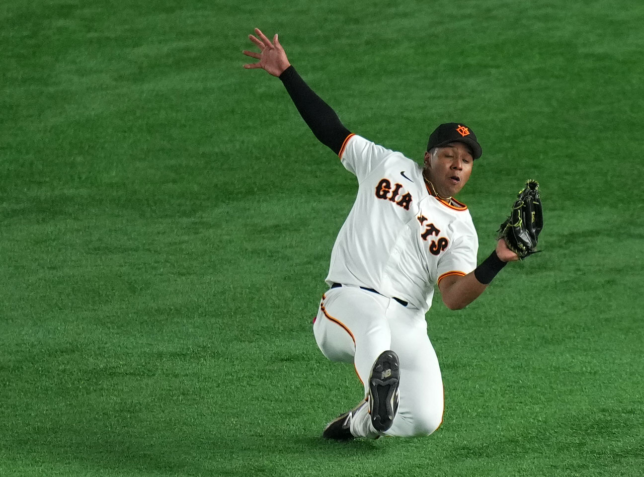 巨人対DeNA 7回表DeNA2死一、二塁、牧の打球を好捕するオコエ（撮影・横山健太）