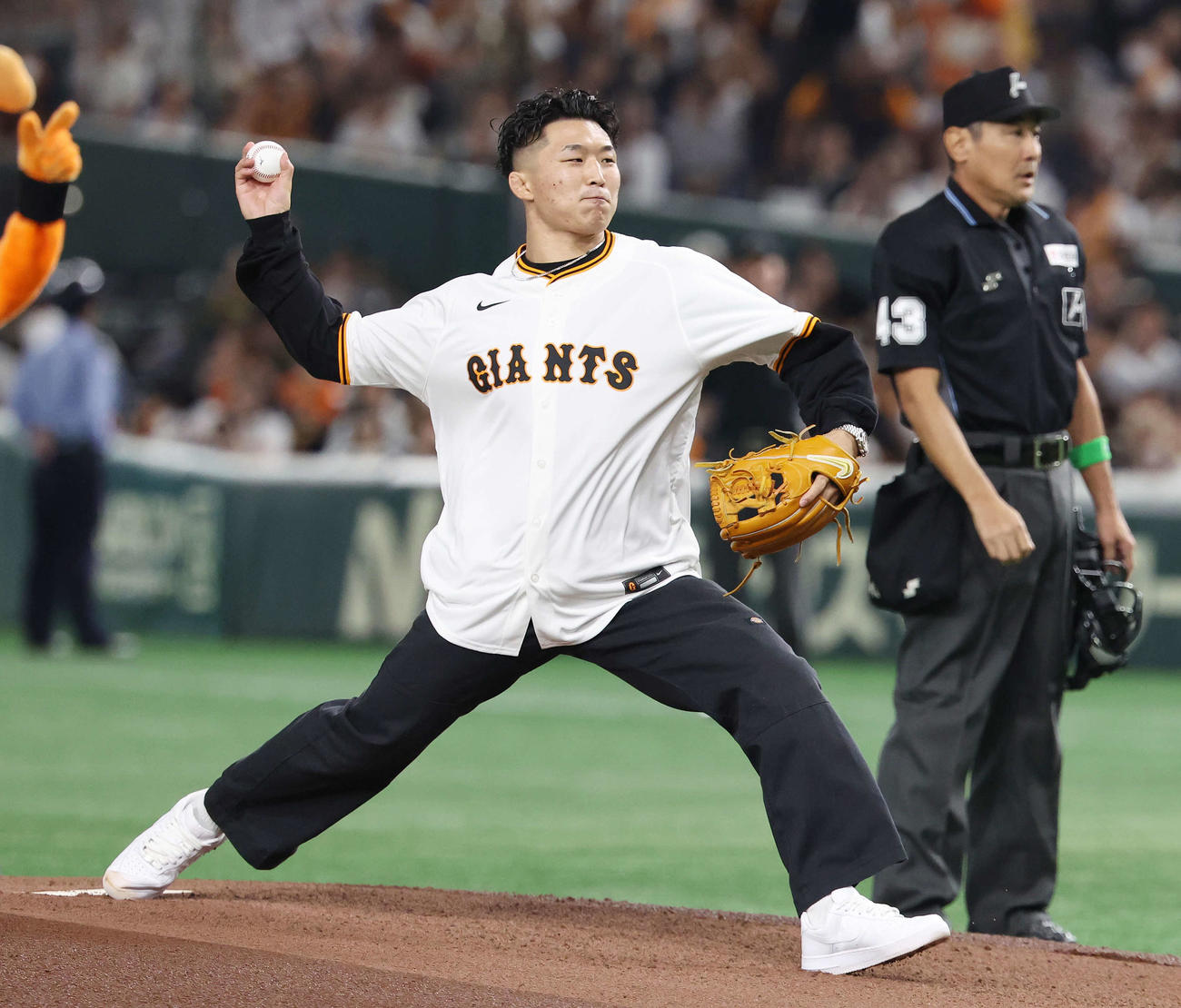 巨人対DeNA　試合前、セレモニアルピッチで投球する日下尚（撮影・宮地輝）
