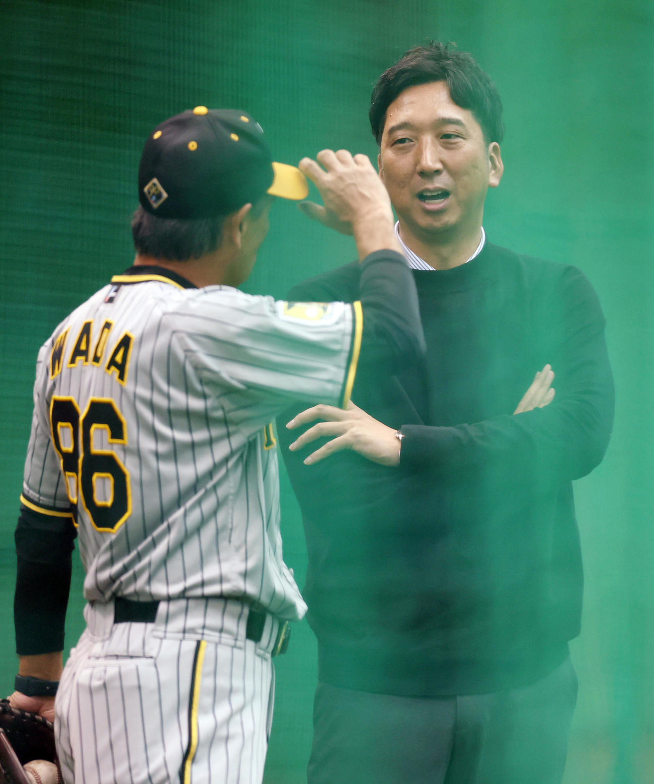 フェニックスリーグの視察に訪れ、和田2軍監督（左）と言葉を交わす阪神藤川監督（撮影・前田充）