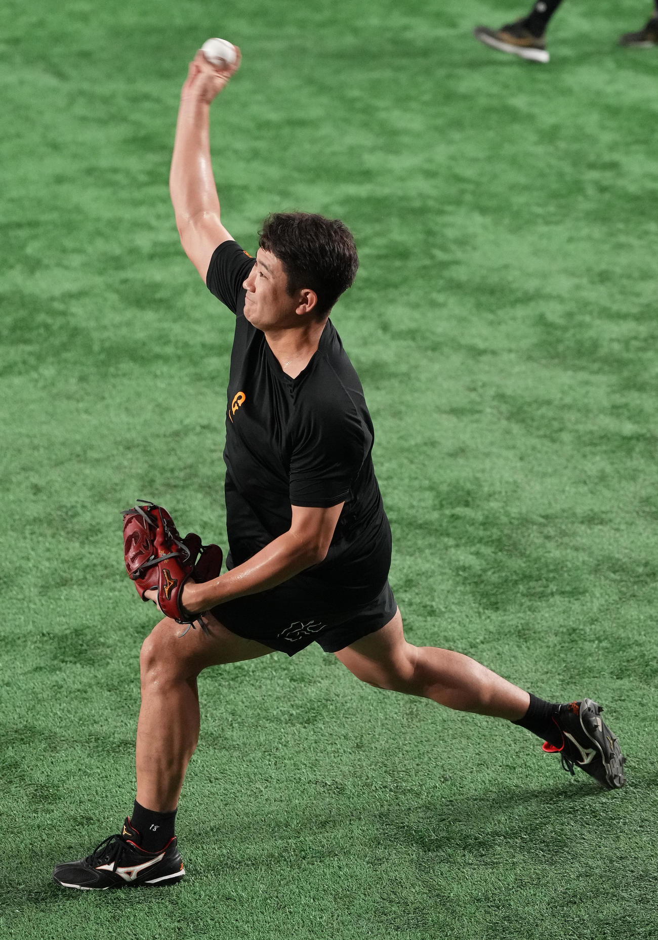 巨人対DeNA　試合前練習でキャッチボールする巨人菅野（撮影・鈴木みどり）