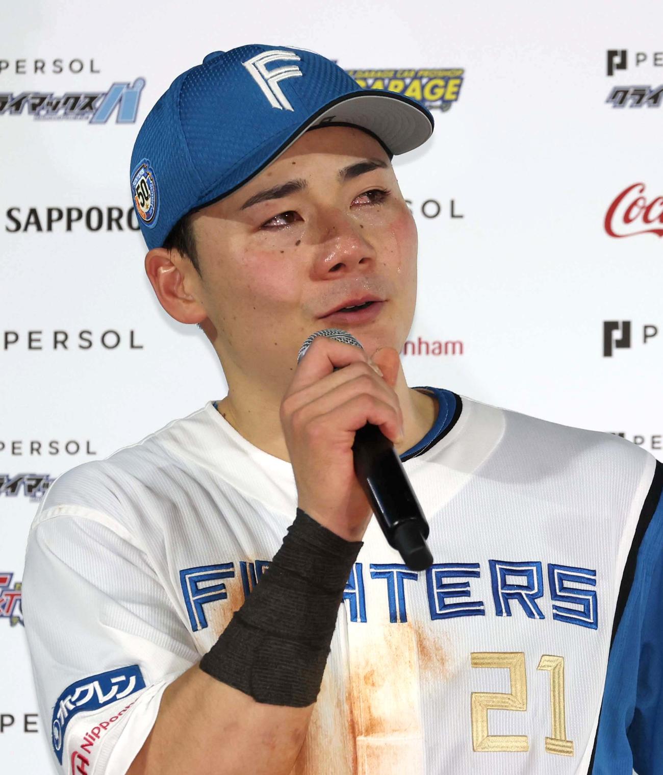 日本ハム対ロッテ　ヒーローインタビューで涙を流す清宮（2024年10月14日）