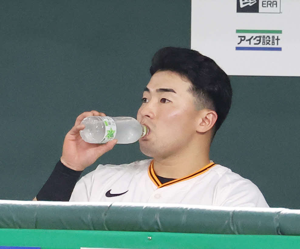 巨人対DeNA　試合前、水分補給する巨人浅野（撮影・宮地輝）