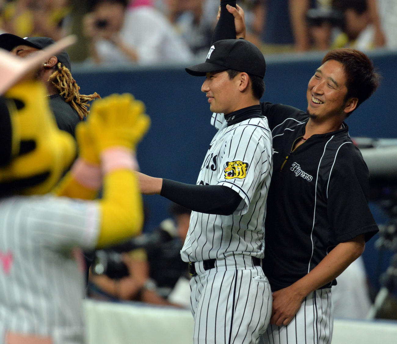 勝利に岩崎優の右手を高々と上げる藤川球児（2017年8月6日）