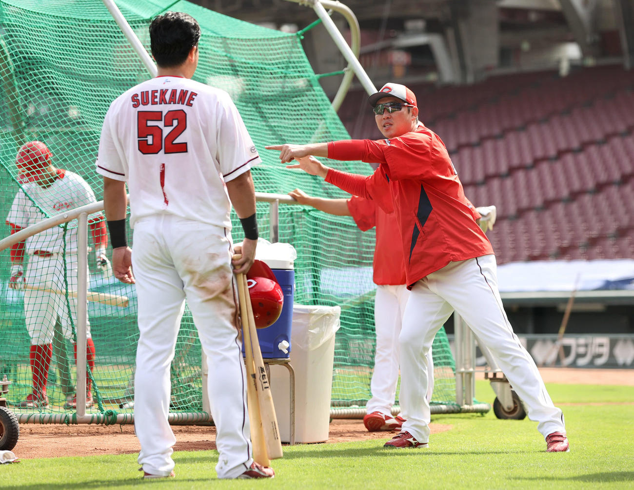 新井監督（右）に打撃指導を受ける広島末包（撮影・加藤孝規）