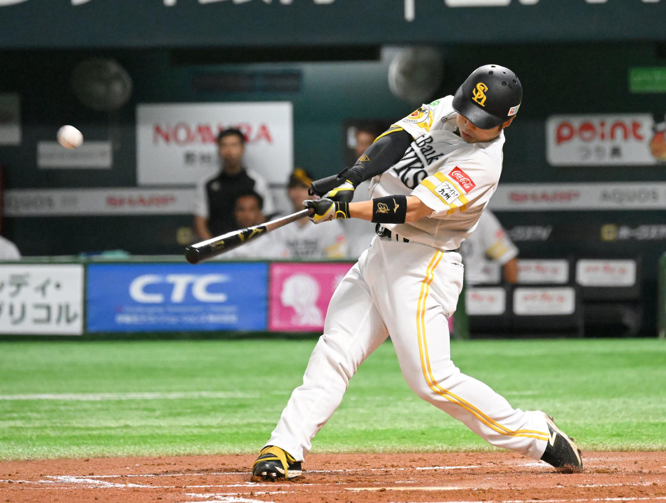 ソフトバンク対日本ハム　1回裏ソフトバンク2死一塁、近藤は勝ち越し2点本塁打を放つ（撮影・林敢治）