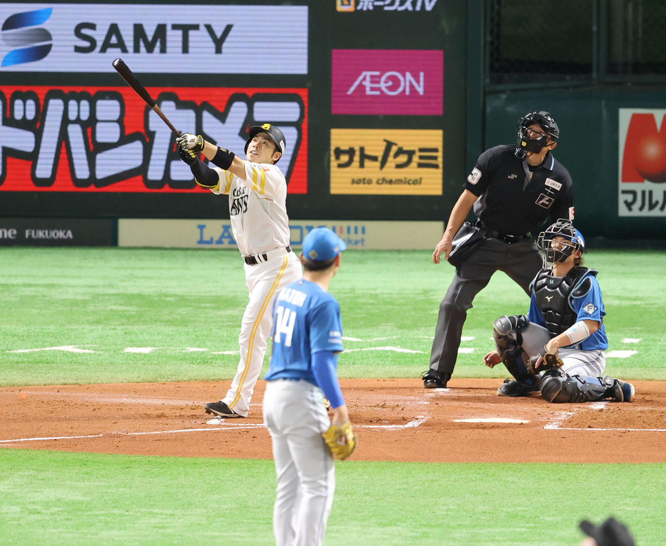 ソフトバンク対日本ハム　1回裏ソフトバンク2死一塁、近藤は右越えに勝ち越し2点本塁打を放つ（撮影・梅根麻紀）