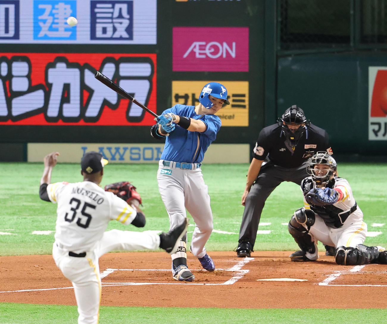 ソフトバンク対日本ハム　1回表日本ハム無死二塁、清宮は中越えに先制適時二塁打を放つ（撮影・梅根麻紀）