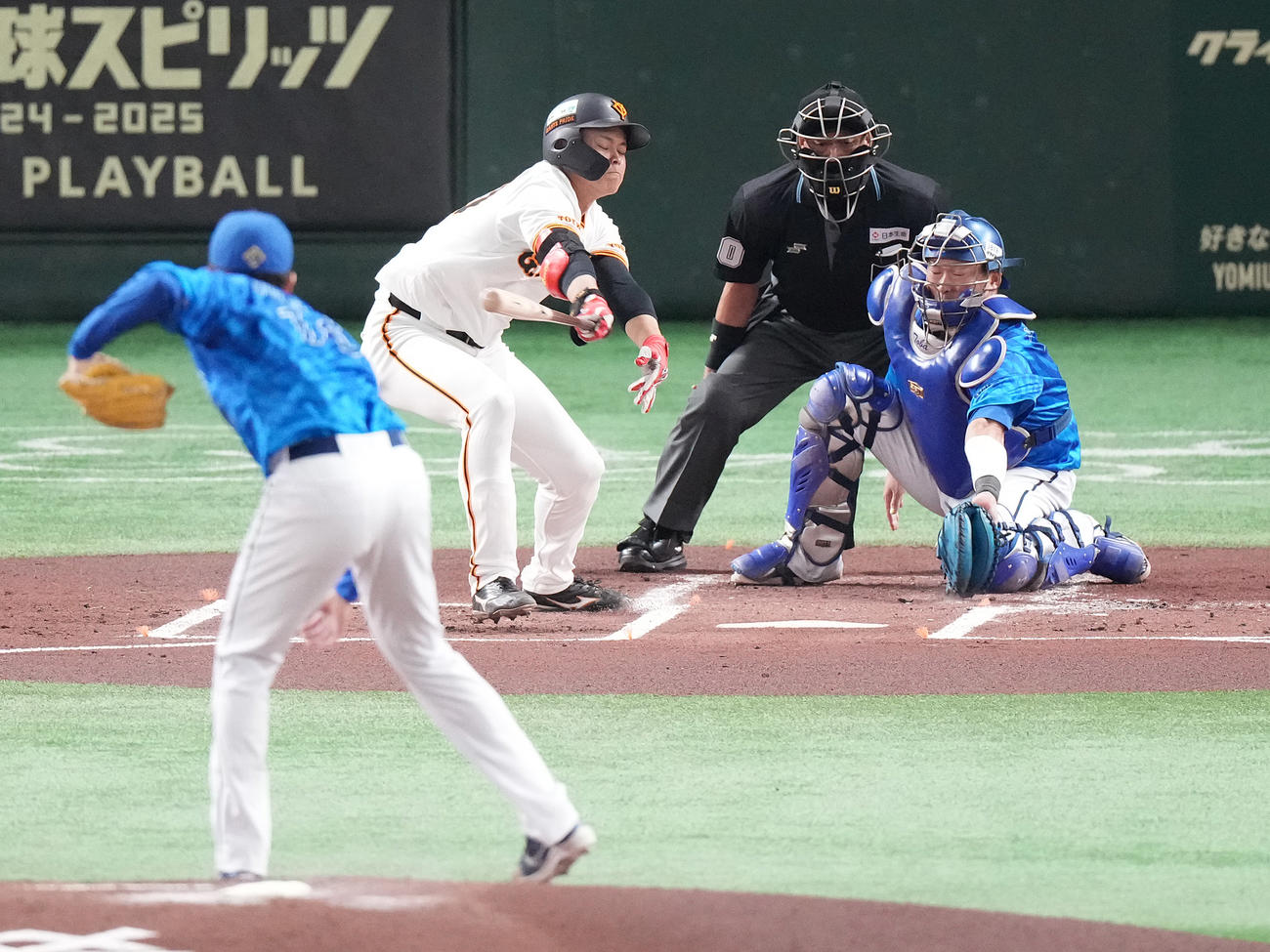 巨人対DeNA 1回裏巨人2死、空振り三振に倒れる中山。投手大貫（撮影・鈴木みどり）