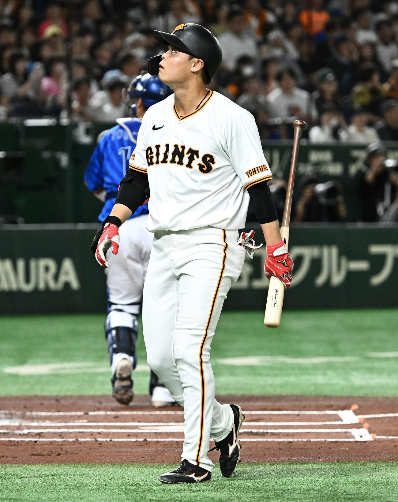 巨人対DeNA 1回裏巨人2死、空振り三振に倒れた中山（撮影・滝沢徹郎）