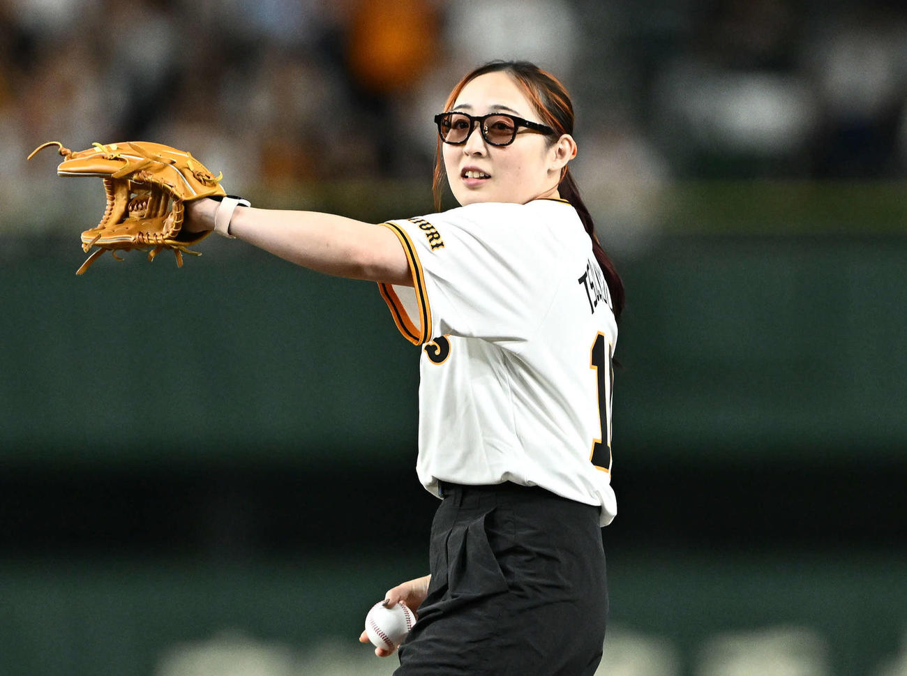 巨人対DeNA　セレモニアルピッチするパリパラリンピック競泳女子日本代表の辻内（撮影・滝沢徹郎）