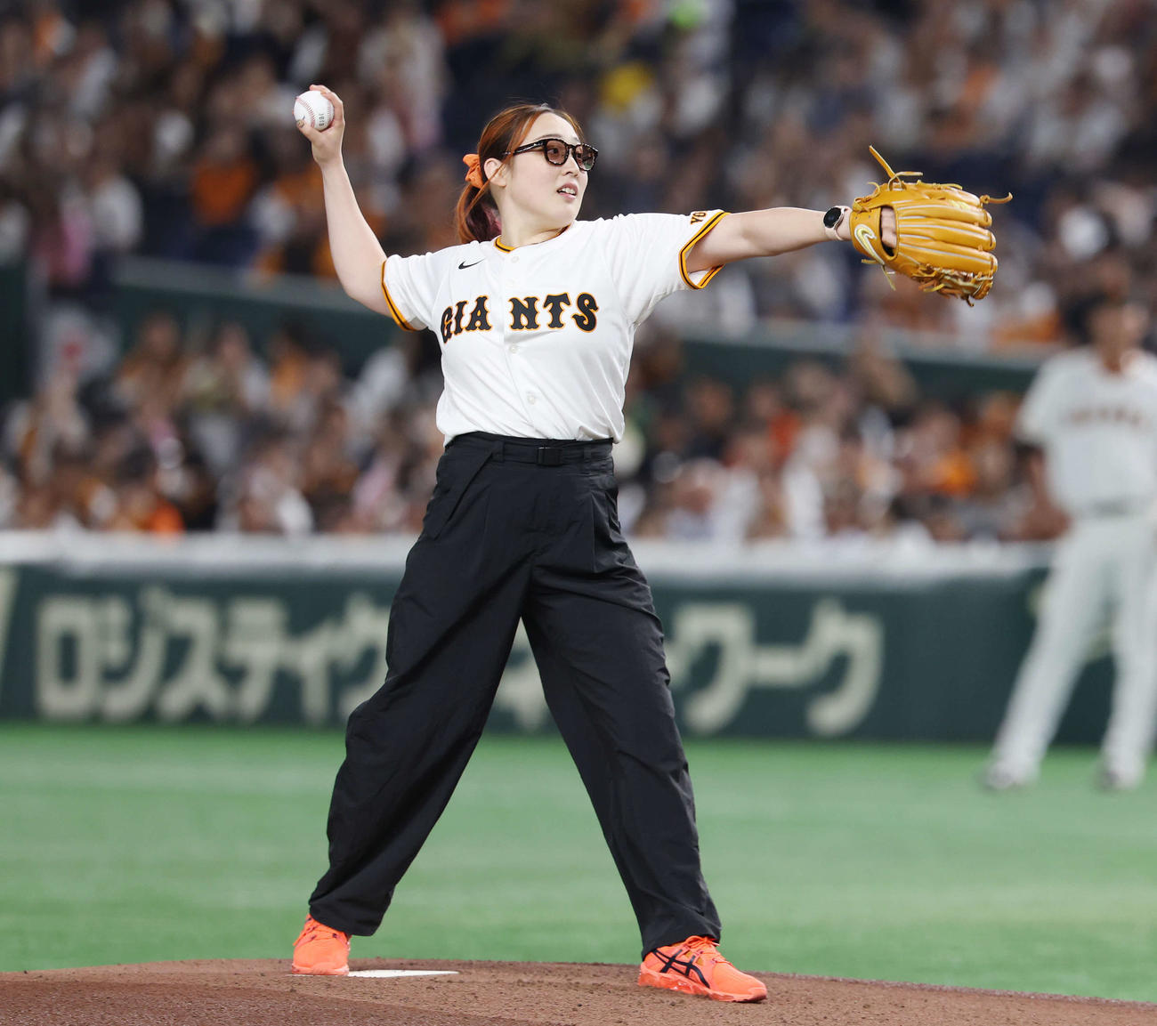 巨人対DeNA　試合前、セレモニアルピッチで投球する辻内（撮影・宮地輝）