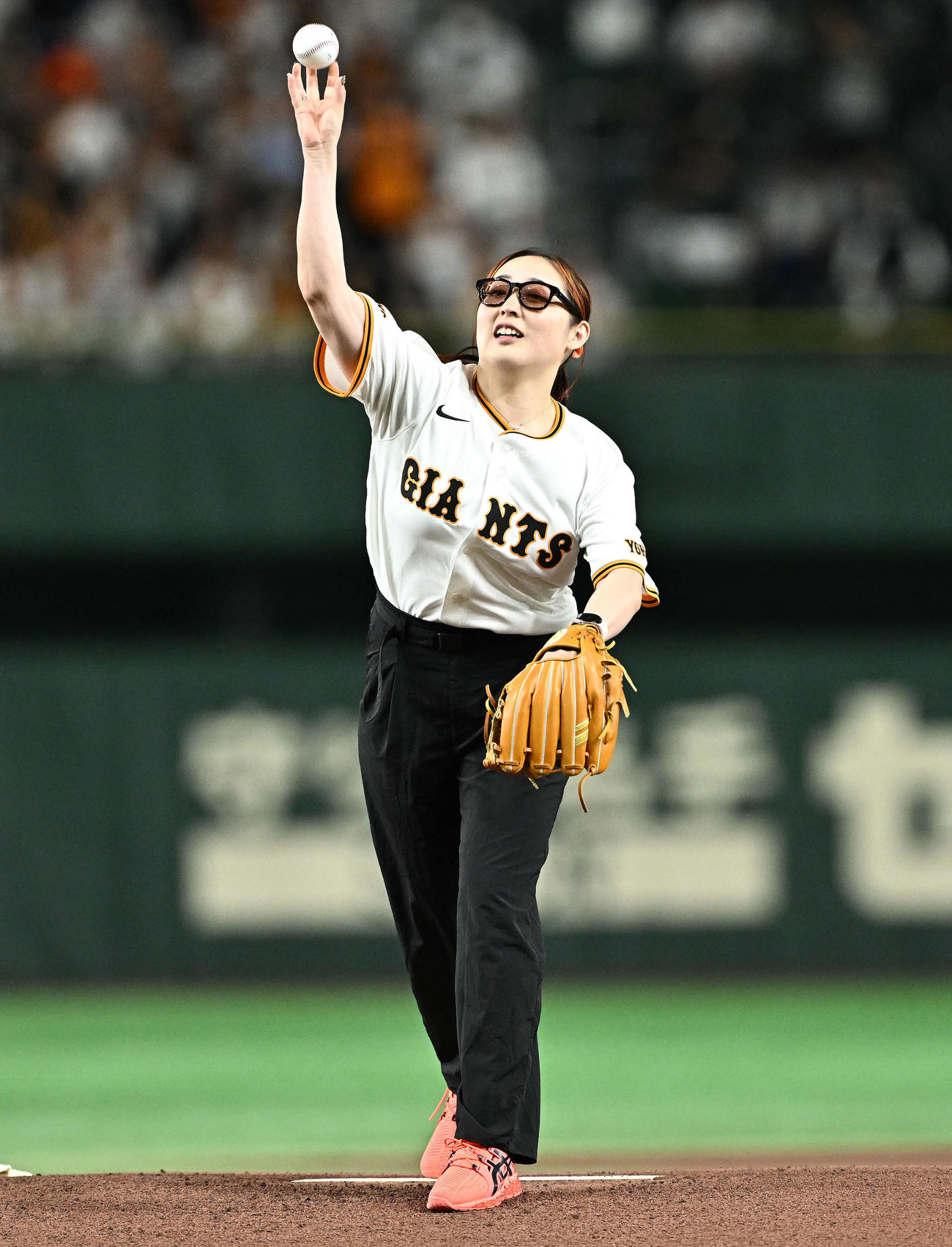 巨人対DeNA　セレモニアルピッチするパリパラリンピック競泳女子日本代表の辻内（撮影・滝沢徹郎）