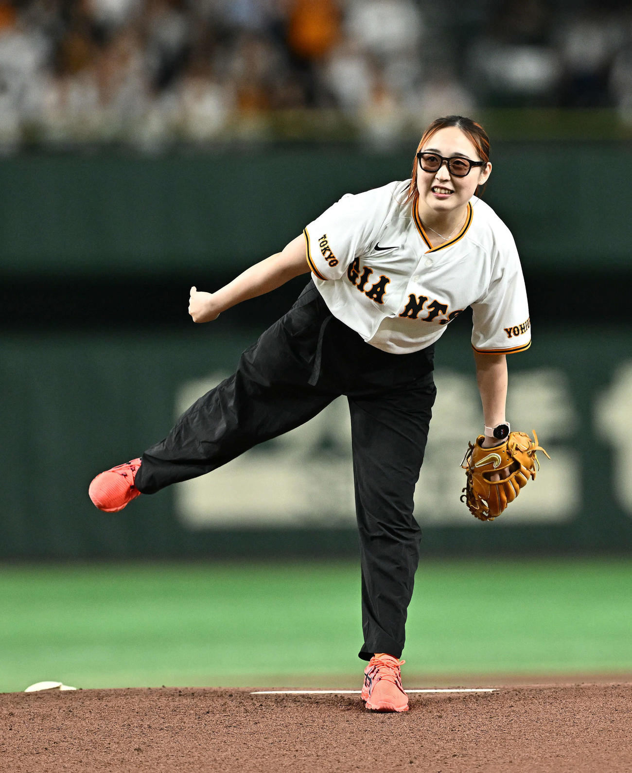 巨人対DeNA　セレモニアルピッチするパリパラリンピック競泳女子日本代表の辻内（撮影・滝沢徹郎）