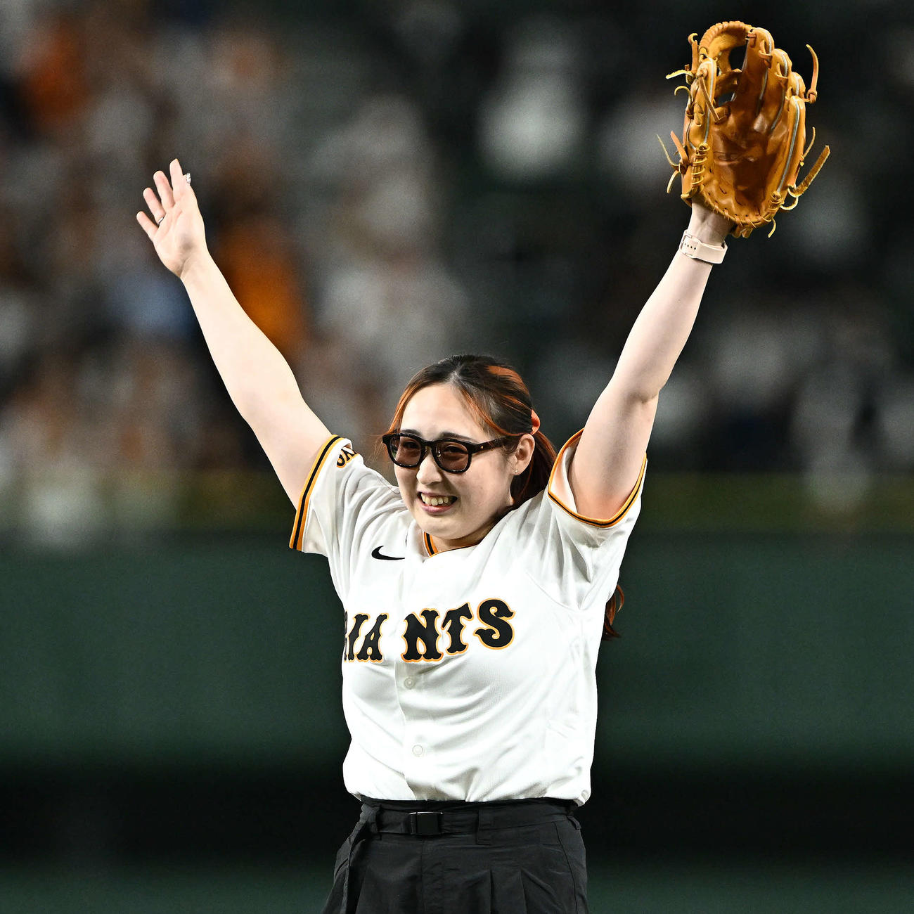 巨人対DeNA　セレモニアルピッチ終え声援に応えるパリパラリンピック競泳女子日本代表の辻内（撮影・滝沢徹郎）