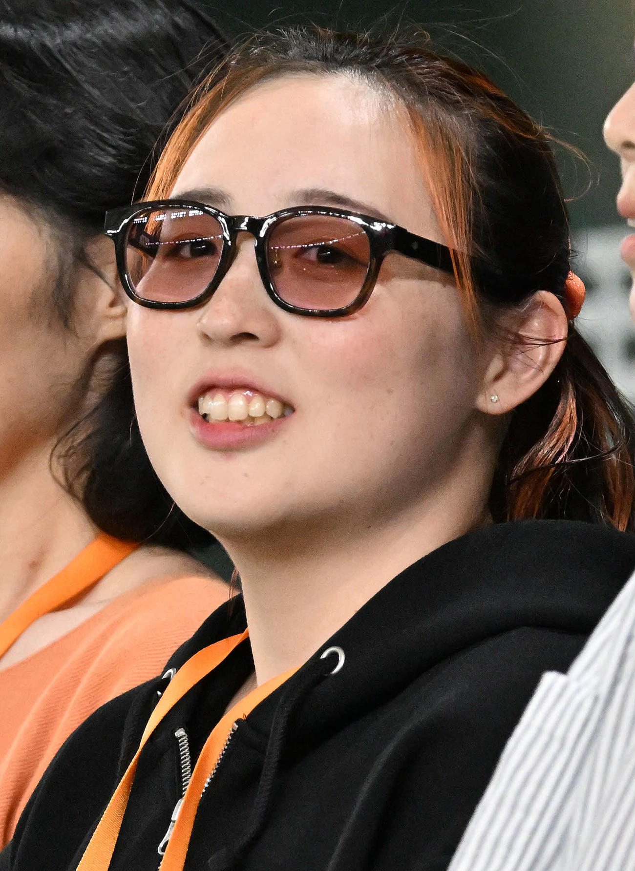 巨人対DeNA　試合前練習を見学するパリパラリンピック競泳女子日本代表の辻内（撮影・滝沢徹郎）
