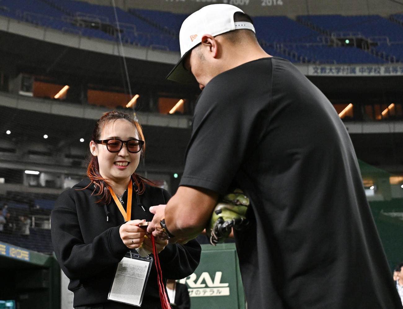 巨人対DeNA　試合前練習を訪れたパリパラリンピック競泳女子日本代表の辻内（左）は獲得した銅メダルを巨人阿部監督に見せる（撮影・滝沢徹郎）