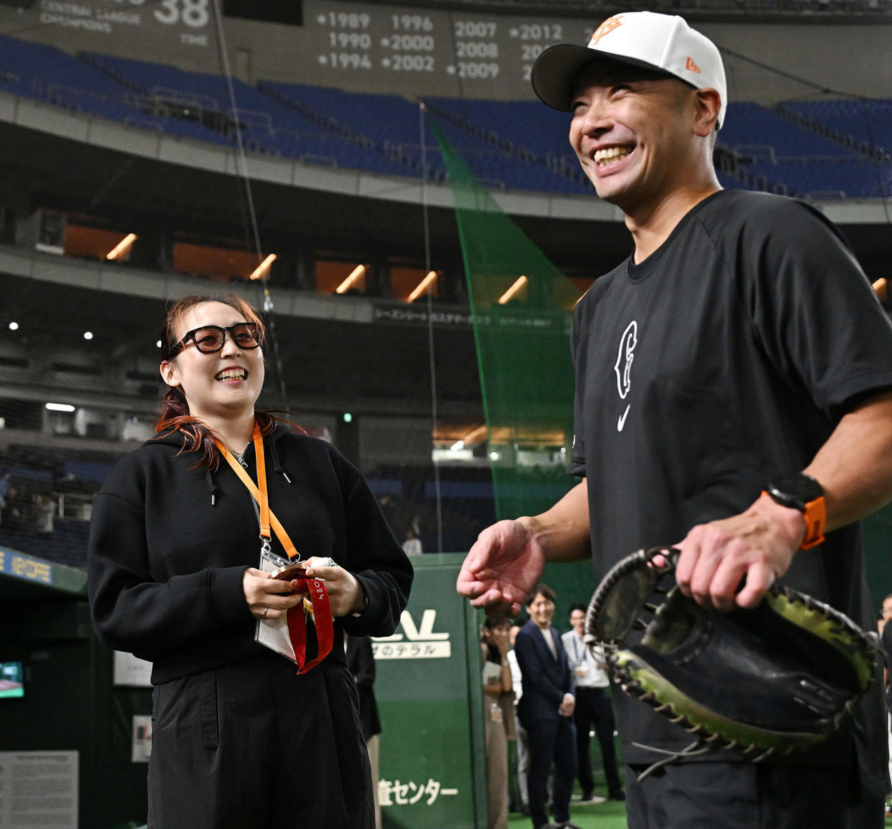 巨人対DeNA　試合前練習を訪れ談笑するパリパラリンピック競泳女子日本代表の辻内（左）と巨人阿部監督（撮影・滝沢徹郎）