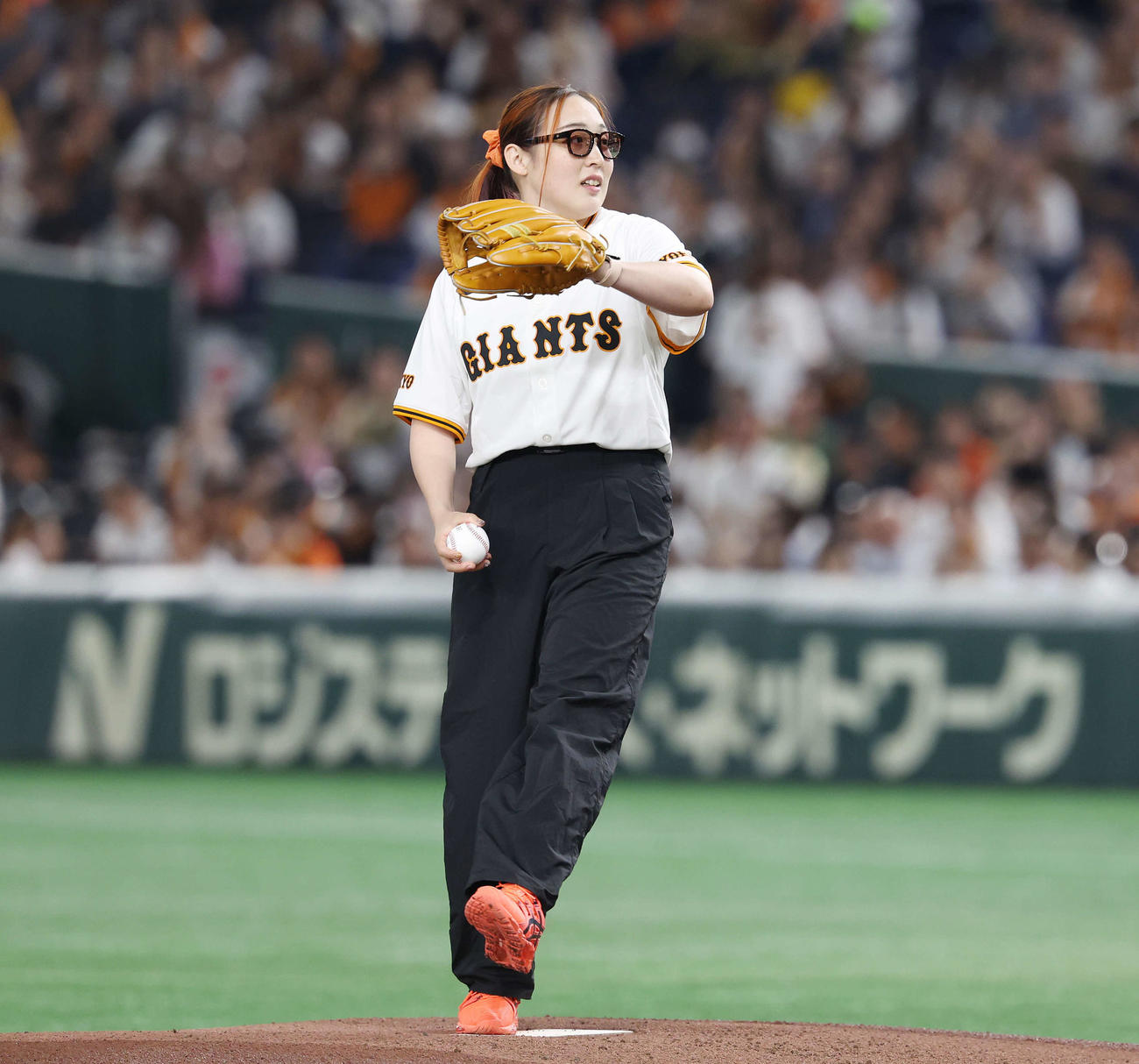 巨人対DeNA　試合前、セレモニアルピッチで投球する辻内（撮影・宮地輝）