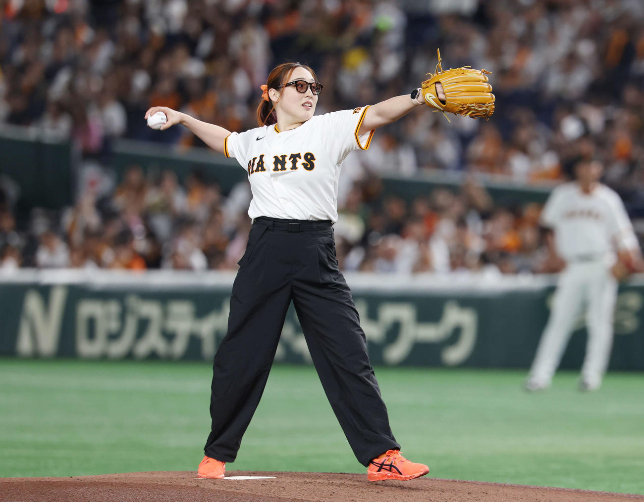巨人対DeNA　試合前、セレモニアルピッチで投球する辻内（撮影・宮地輝）