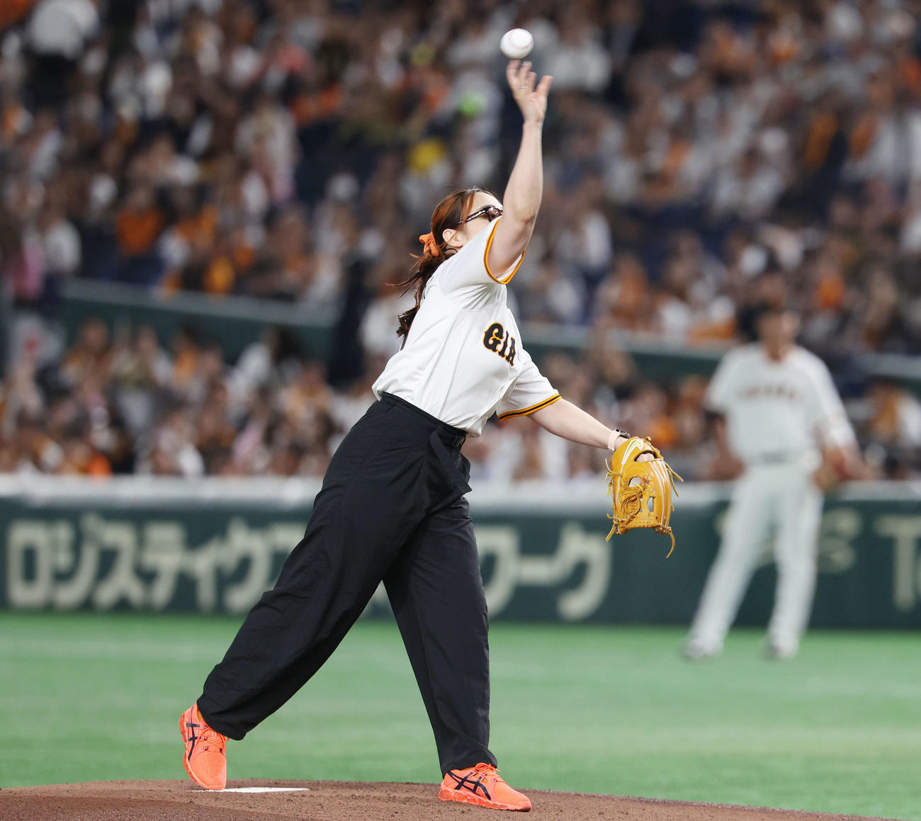 巨人対DeNA　試合前、セレモニアルピッチで投球する辻内（撮影・宮地輝）