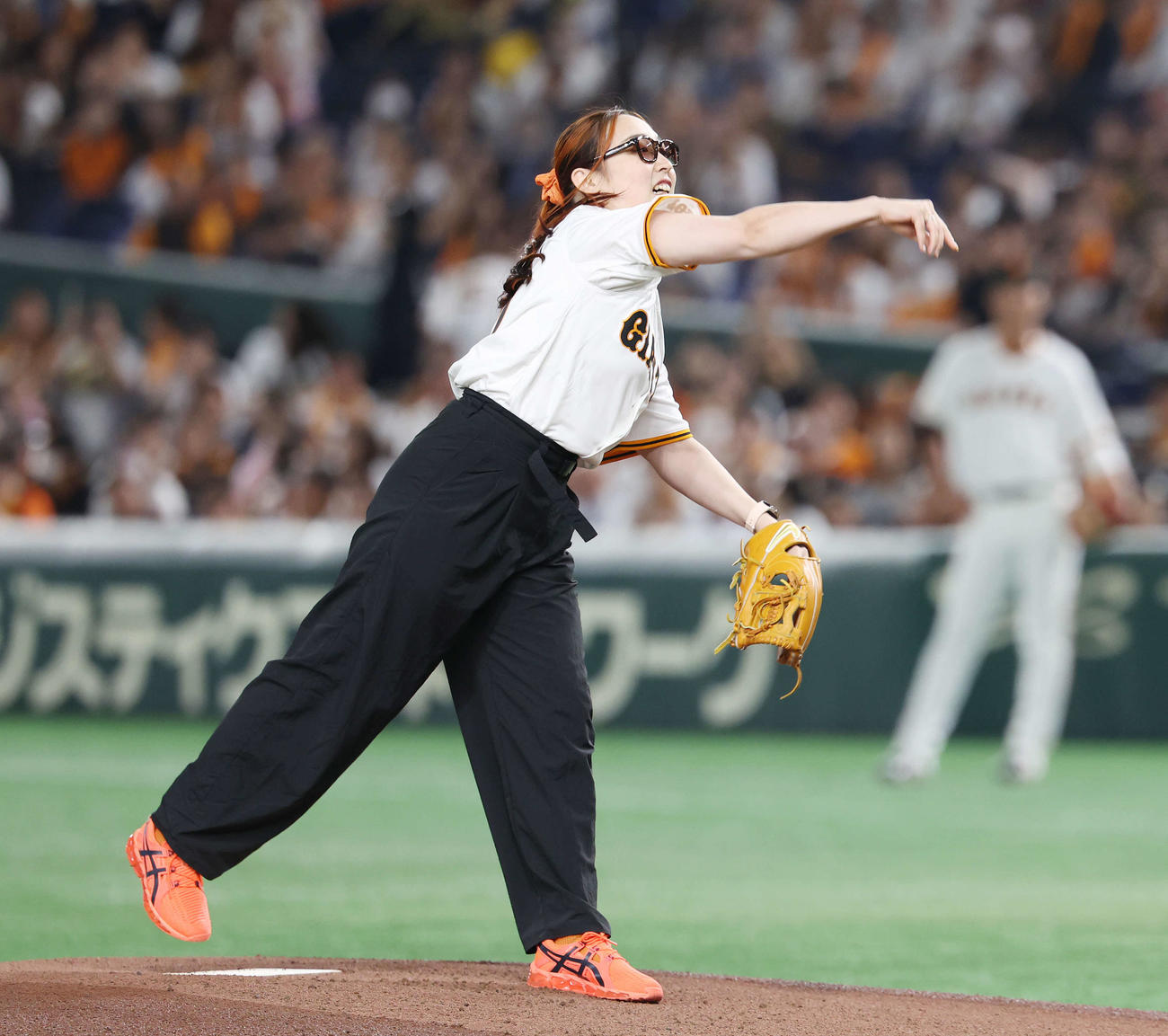 巨人対DeNA　試合前、セレモニアルピッチで投球する辻内（撮影・宮地輝）