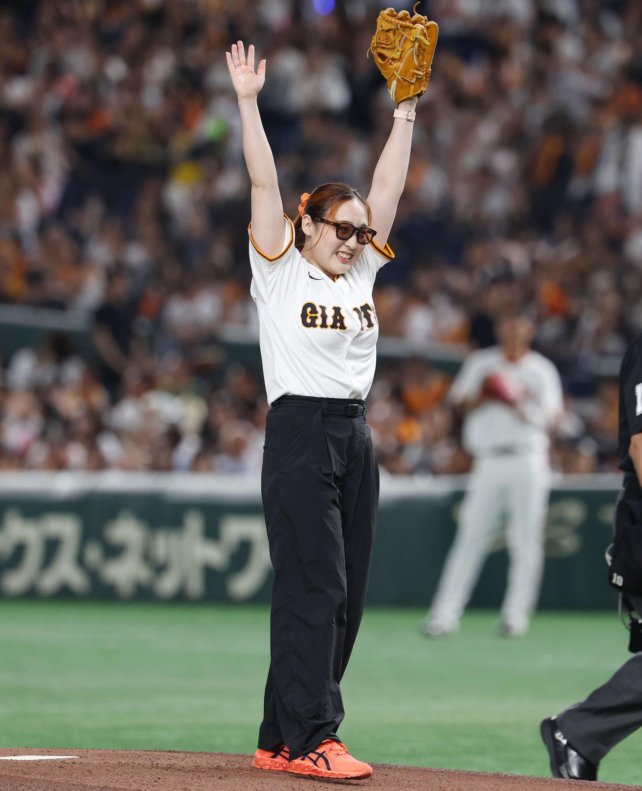 巨人対DeNA　試合前、セレモニアルピッチを務めた辻内（撮影・宮地輝）