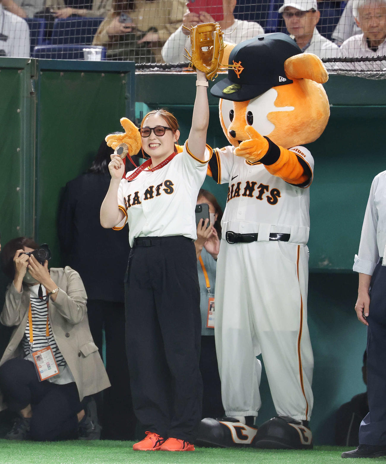 巨人対DeNA　試合前、セレモニアルピッチを務める辻内（撮影・宮地輝）