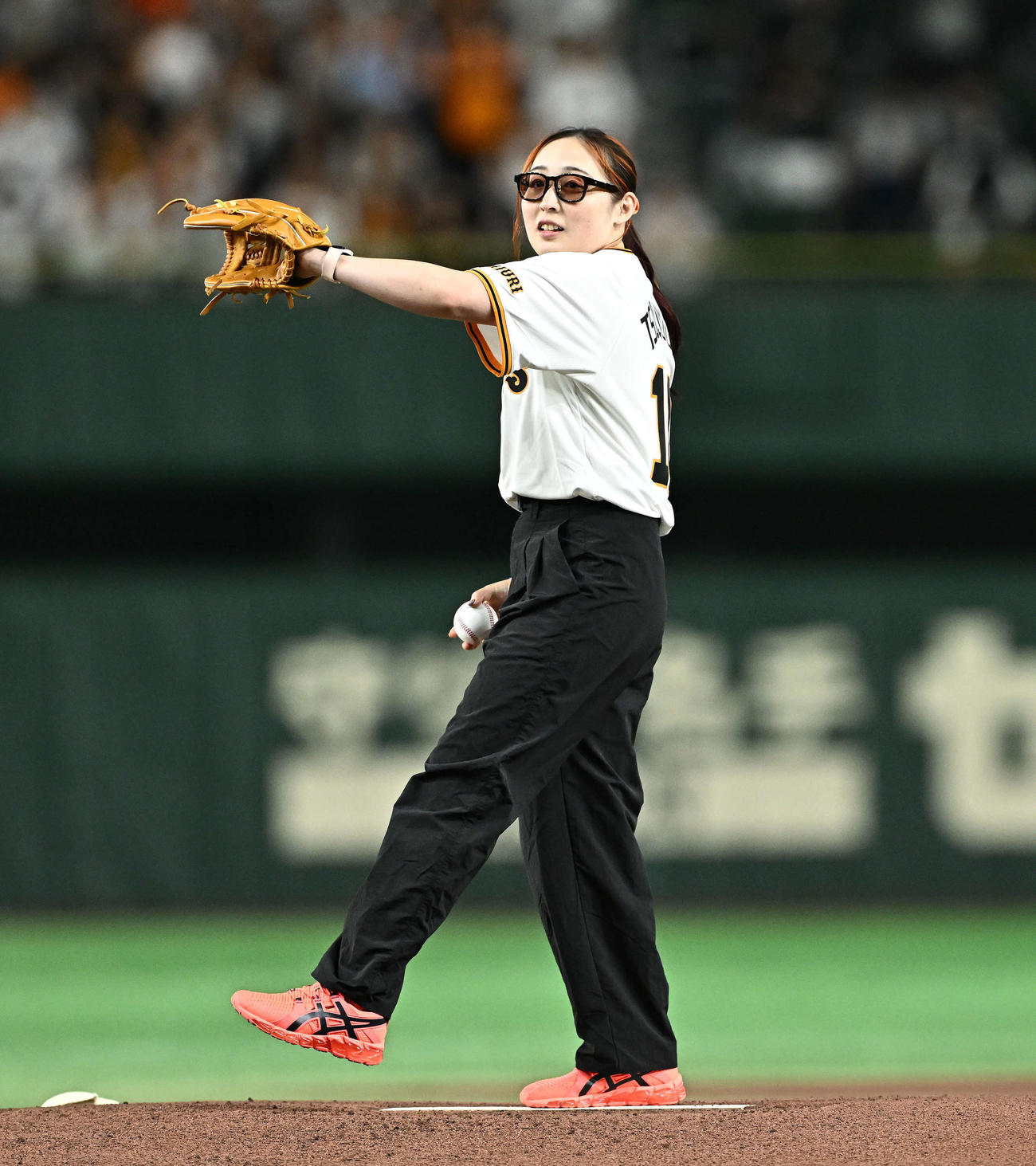 巨人対DeNA　セレモニアルピッチするパリパラリンピック競泳女子日本代表の辻内（撮影・滝沢徹郎）