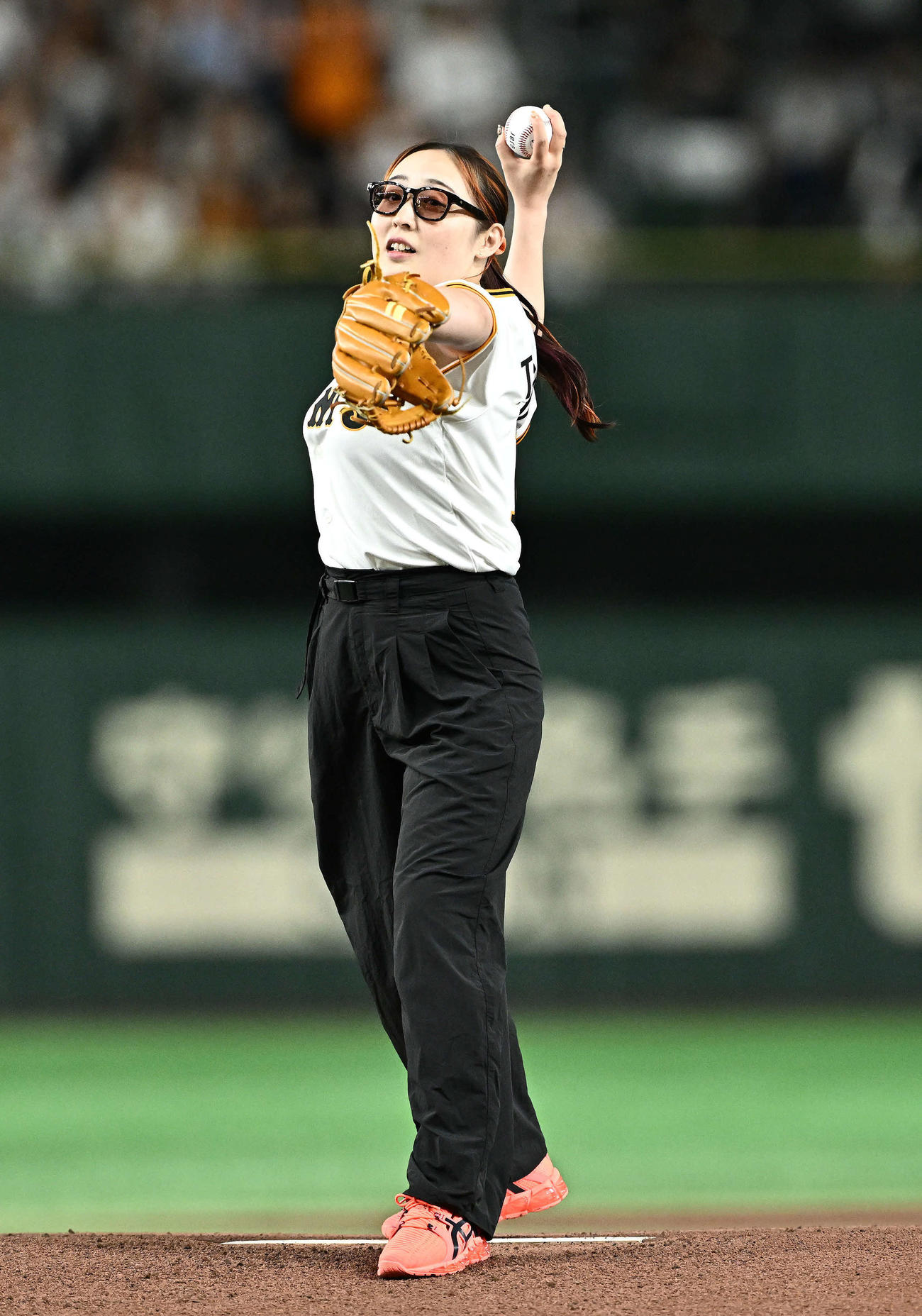 巨人対DeNA　セレモニアルピッチするパリパラリンピック競泳女子日本代表の辻内（撮影・滝沢徹郎）